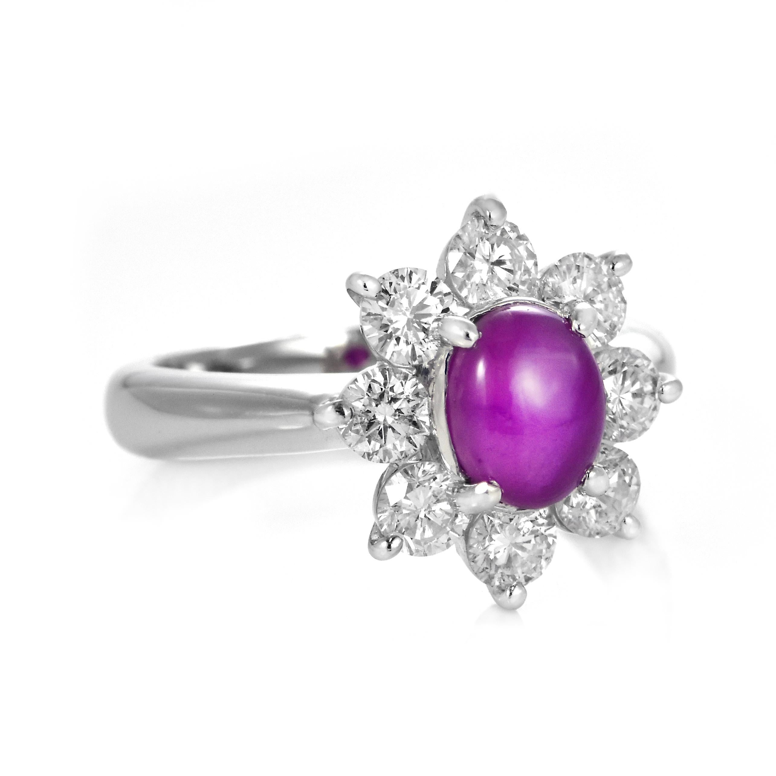 Cabochon Anello con zaffiro viola naturale da 2,33 carati e diamante aureolato in platino in vendita