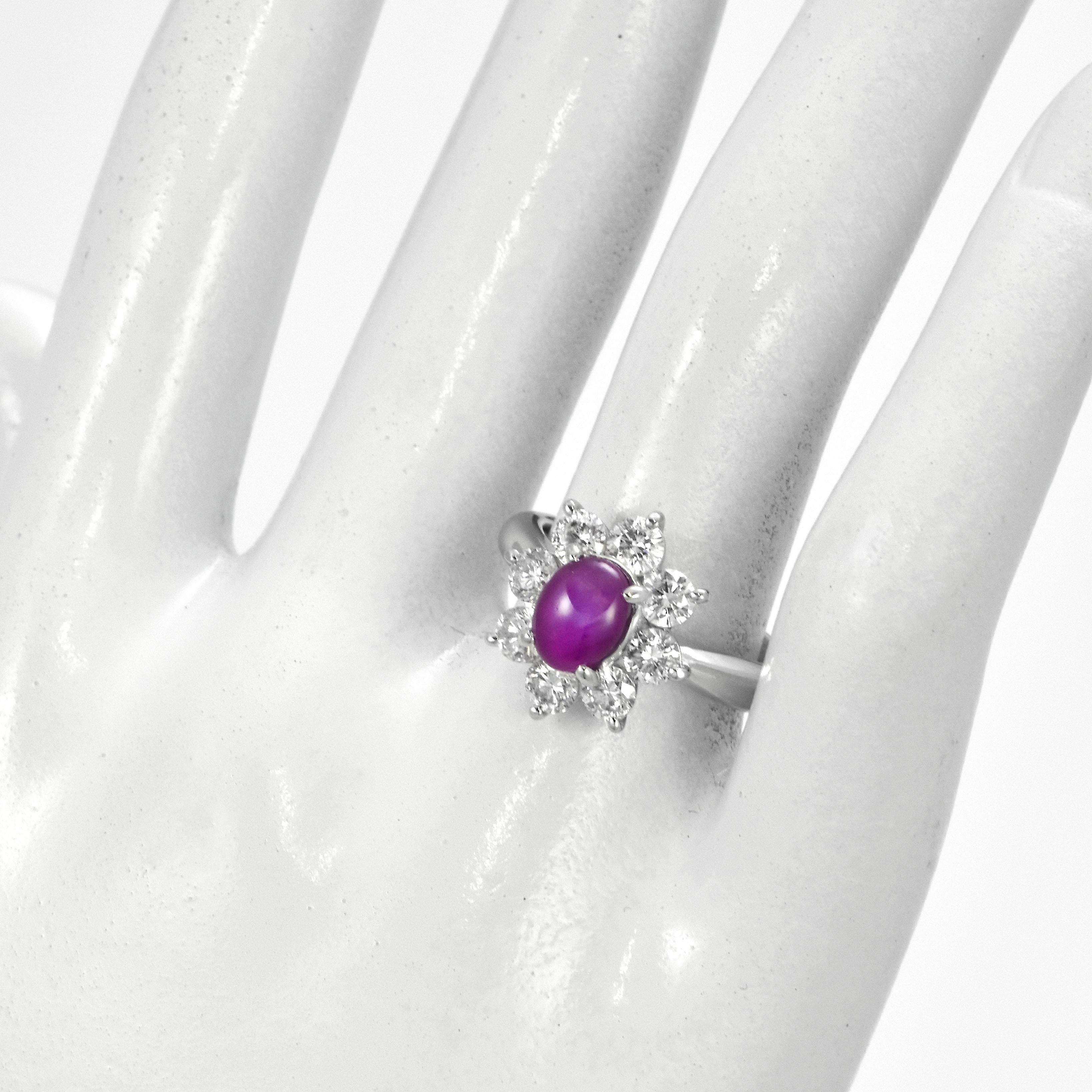 Anello con zaffiro viola naturale da 2,33 carati e diamante aureolato in platino In condizioni Nuovo in vendita a Tokyo, JP