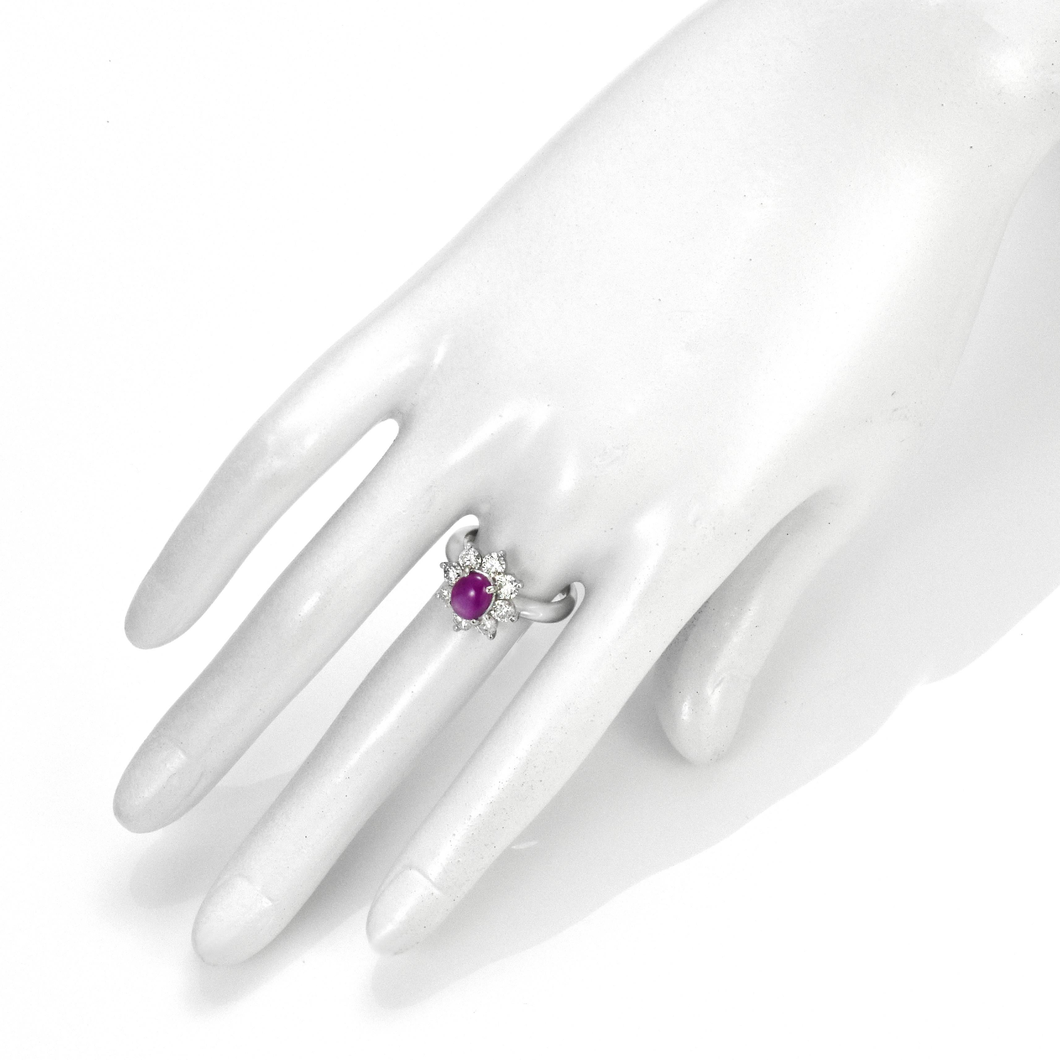 Donna Anello con zaffiro viola naturale da 2,33 carati e diamante aureolato in platino in vendita