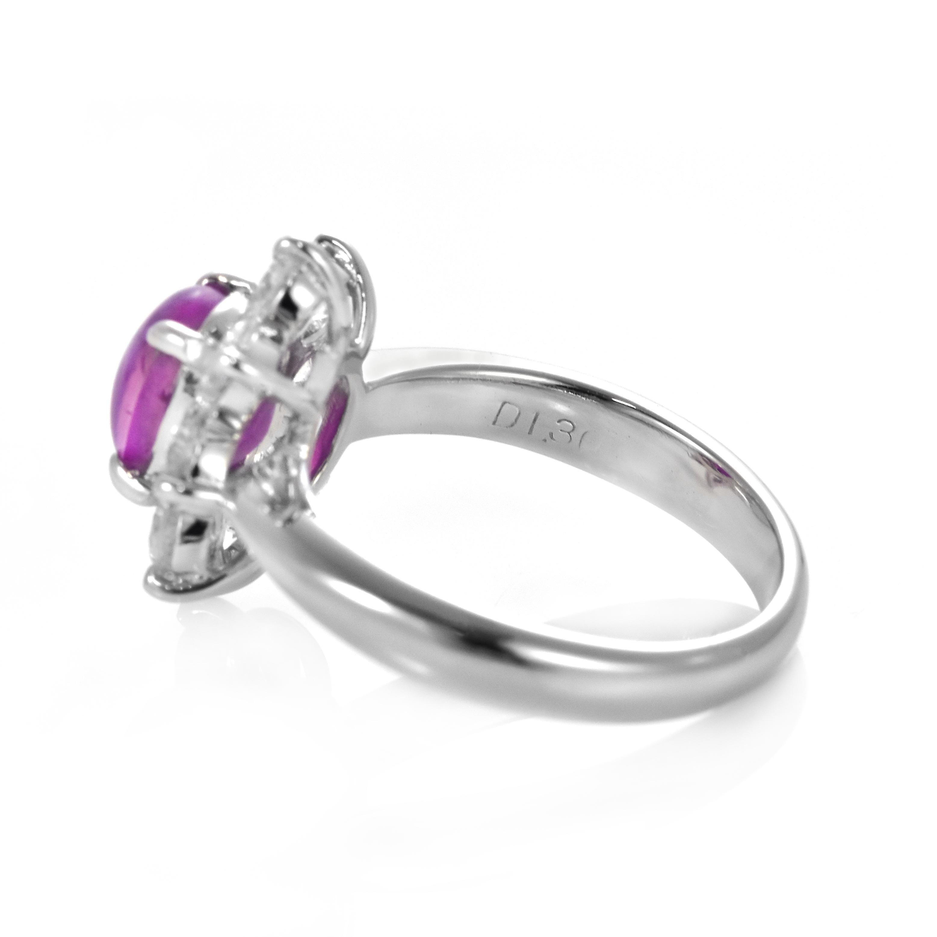 Anello con zaffiro viola naturale da 2,33 carati e diamante aureolato in platino in vendita 1