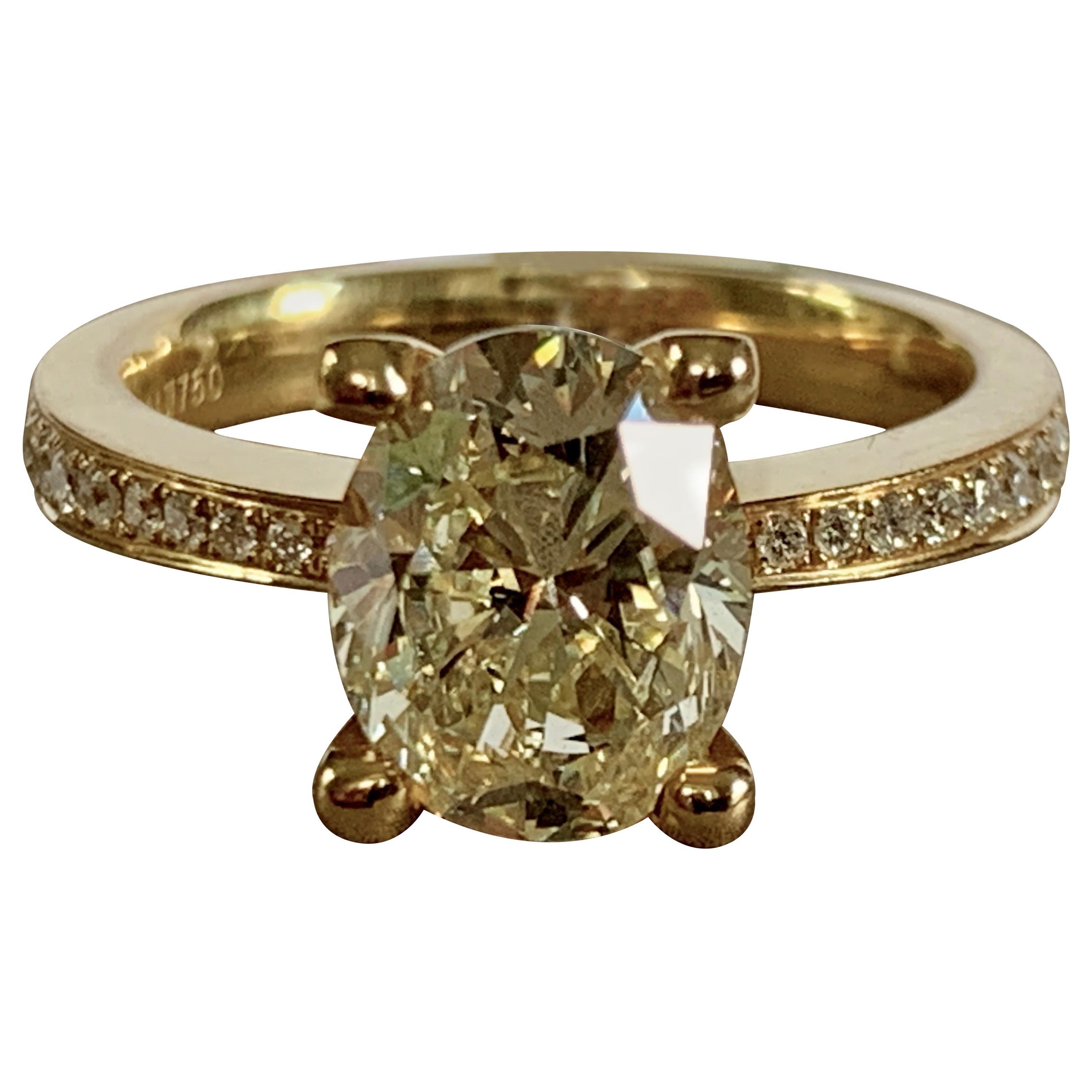 Bague solitaire en diamant jaune ovale de 2,33 carats en vente