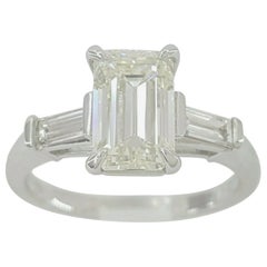 2.33 Karat Platin Smaragdschliff und Baguette Diamant Verlobungsring