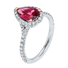 Anello da cocktail con pera rossa e diamante da 2,33 carati, incastonato in platino.