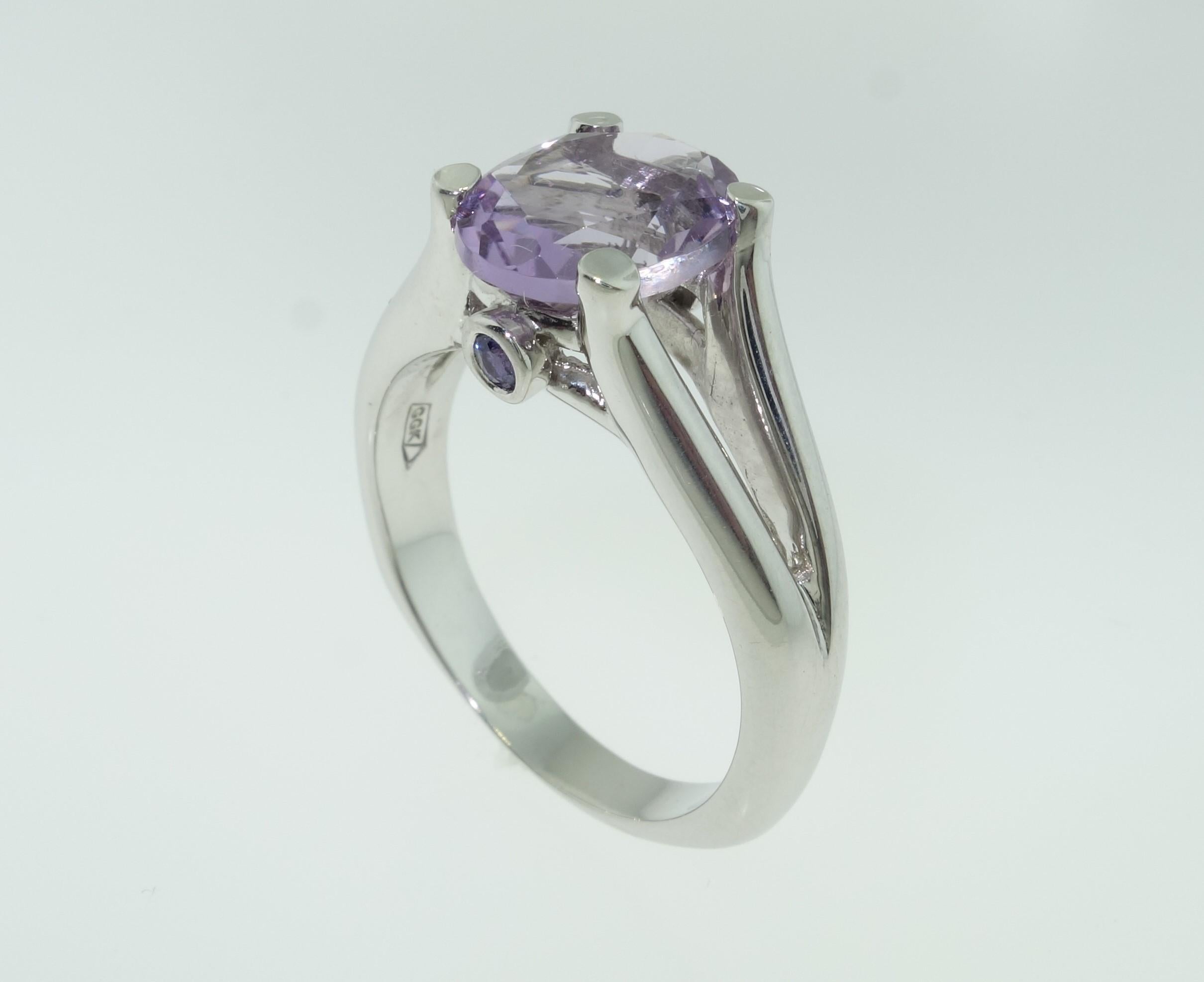 Modern 2.33 Carat Rose de France Amethyst and Sapphire Ring Estate Fine Jewelry For Sale