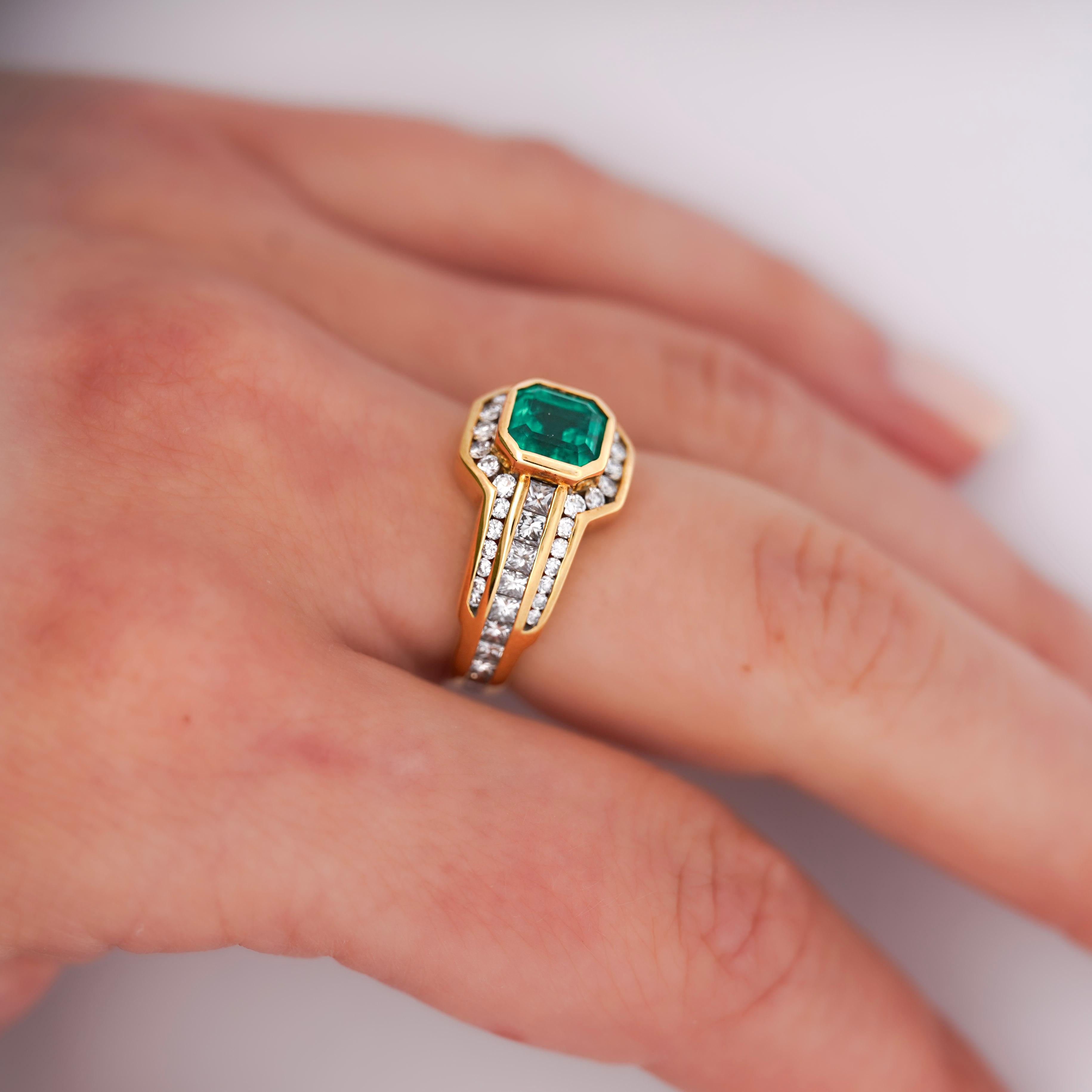 Bague cocktail en or 18K avec émeraude carrée de 2,33 carats et diamant en chaîne en vente 4
