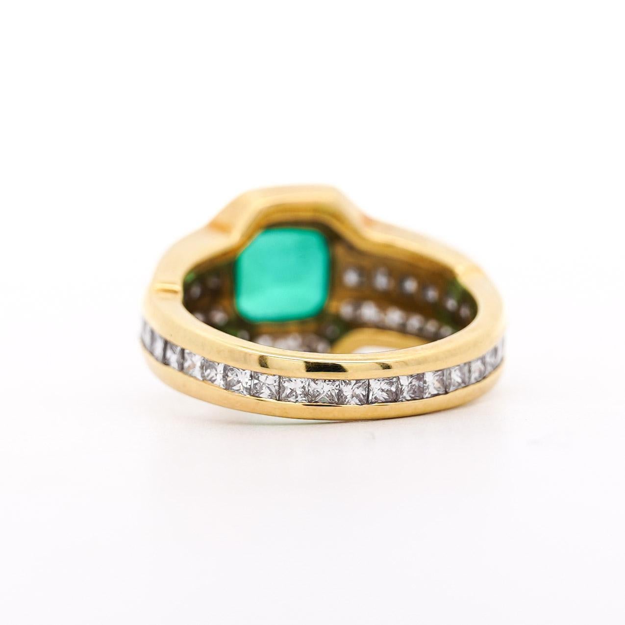 2,33 Karat Quadratischer Smaragd & Diamant Kanal 18K Gold Cocktail Ring (Art déco) im Angebot