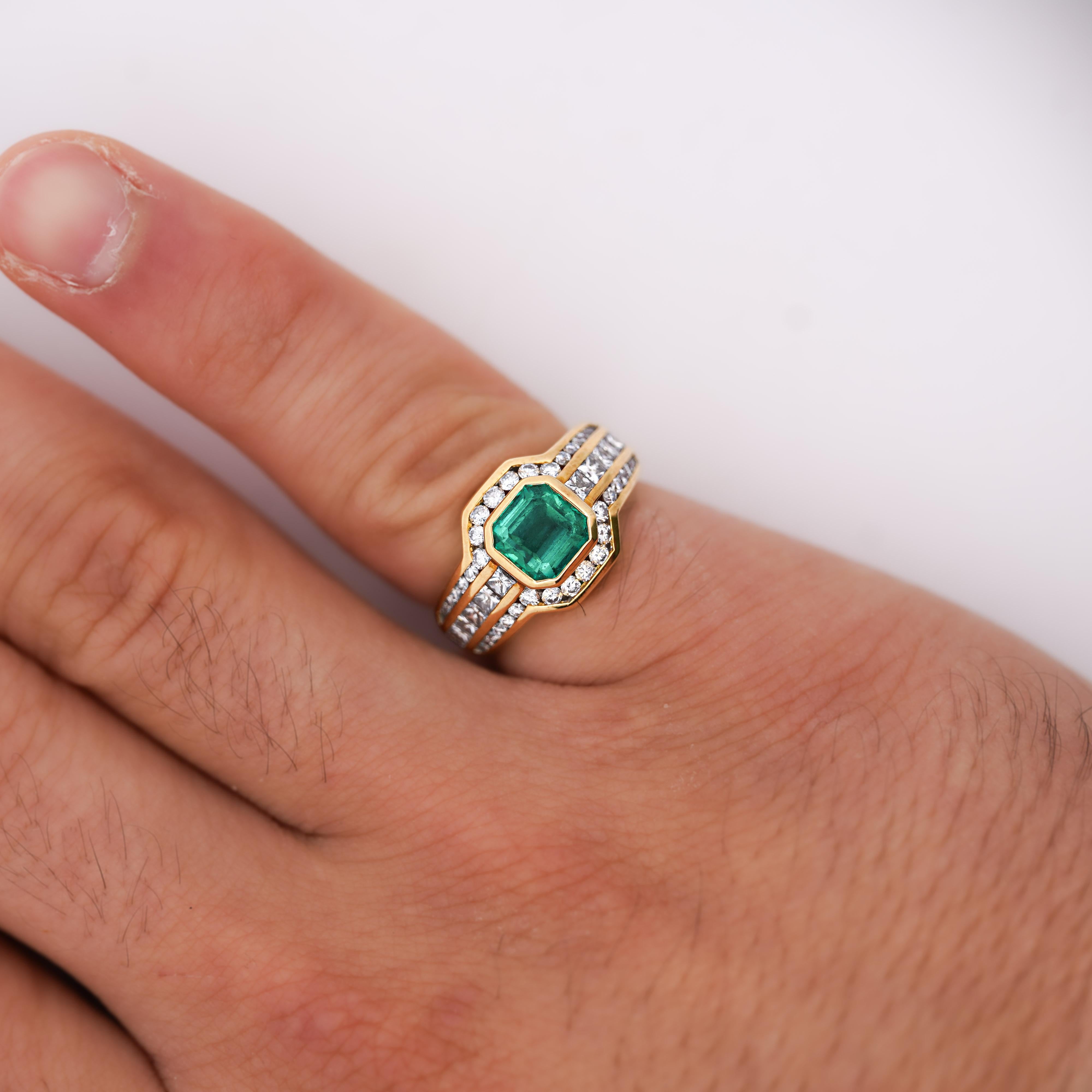 2,33 Karat Quadratischer Smaragd & Diamant Kanal 18K Gold Cocktail Ring (Smaragdschliff) im Angebot