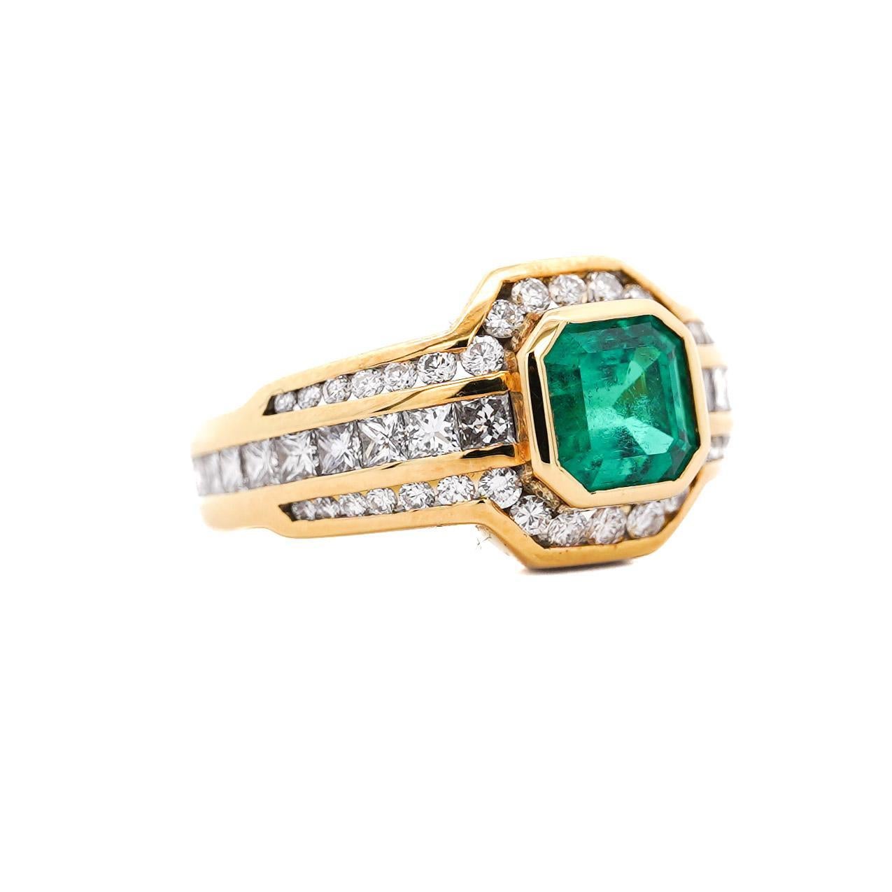 2,33 Karat Quadratischer Smaragd & Diamant Kanal 18K Gold Cocktail Ring im Zustand „Hervorragend“ im Angebot in Miami, FL