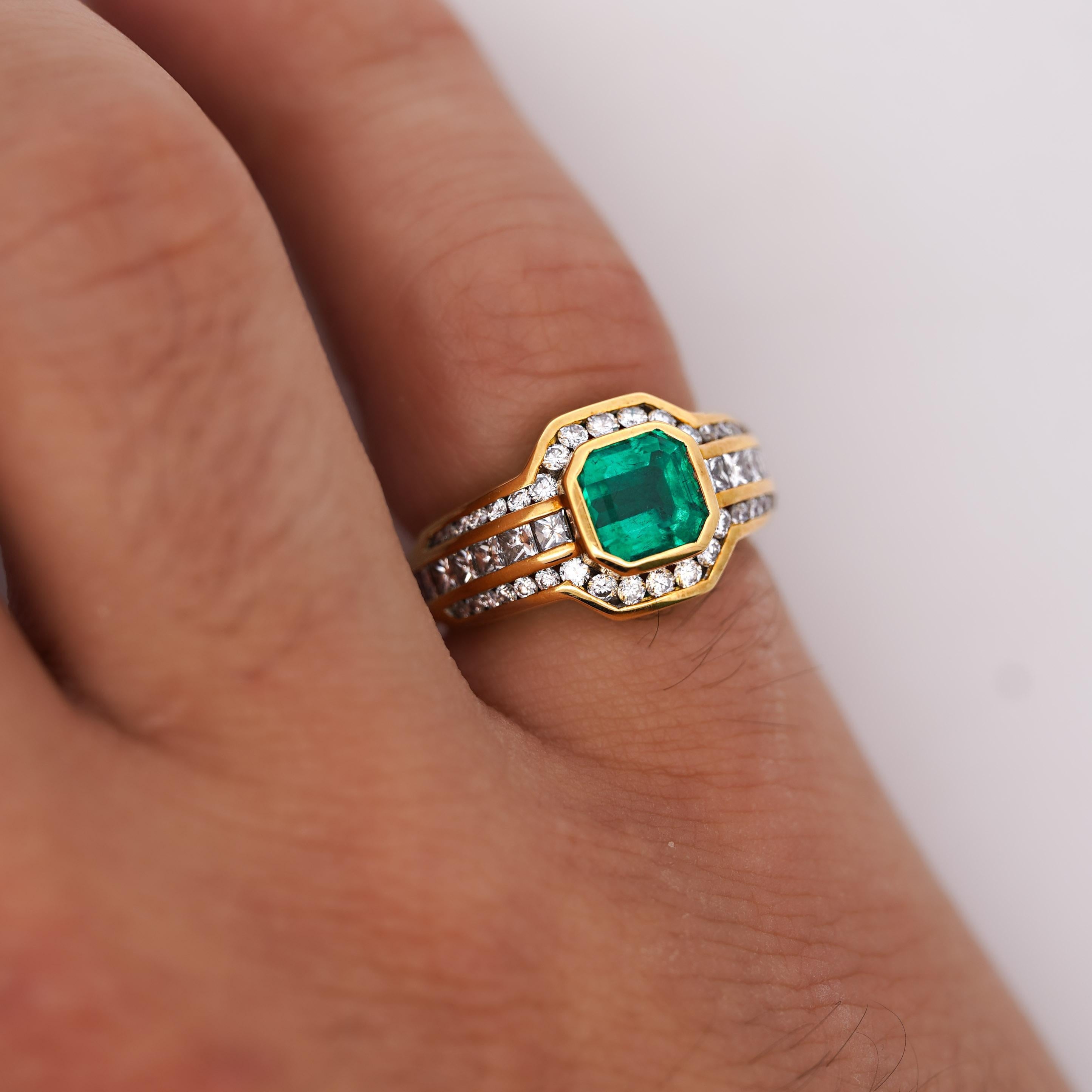 2,33 Karat Quadratischer Smaragd & Diamant Kanal 18K Gold Cocktail Ring im Angebot 1