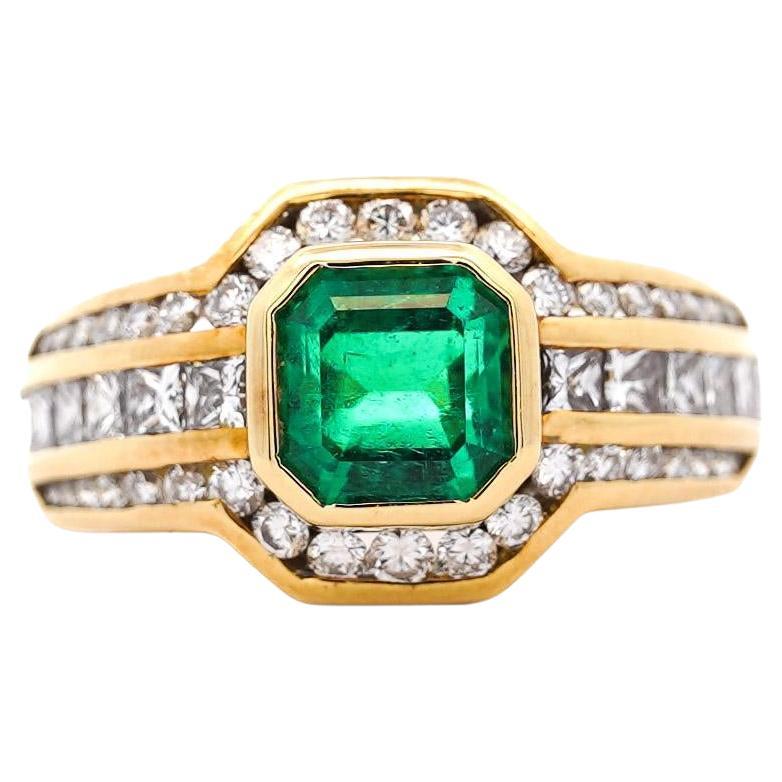 2,33 Karat Quadratischer Smaragd & Diamant Kanal 18K Gold Cocktail Ring im Angebot