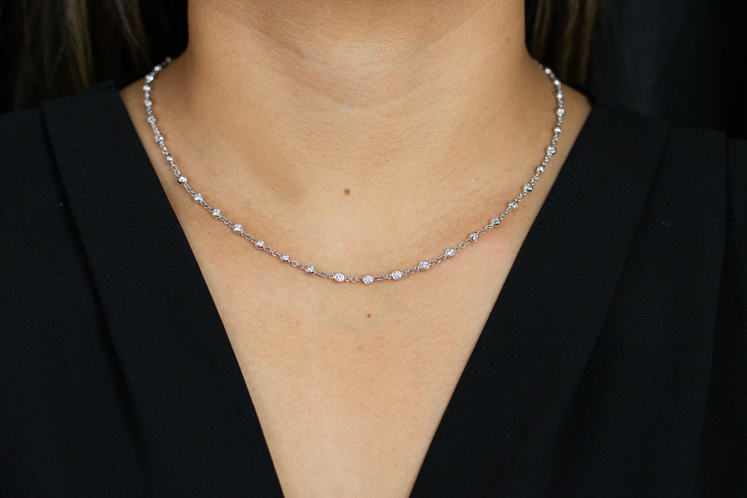 Un style de collier populaire, présentant 47 diamants ronds de taille brillant pesant 2,33 carats au total, sertis en chaton dans une chaîne de diamants au mètre. Finement réalisé avec de l'or blanc 14K. Un complément parfait à toute tenue. 

Roman