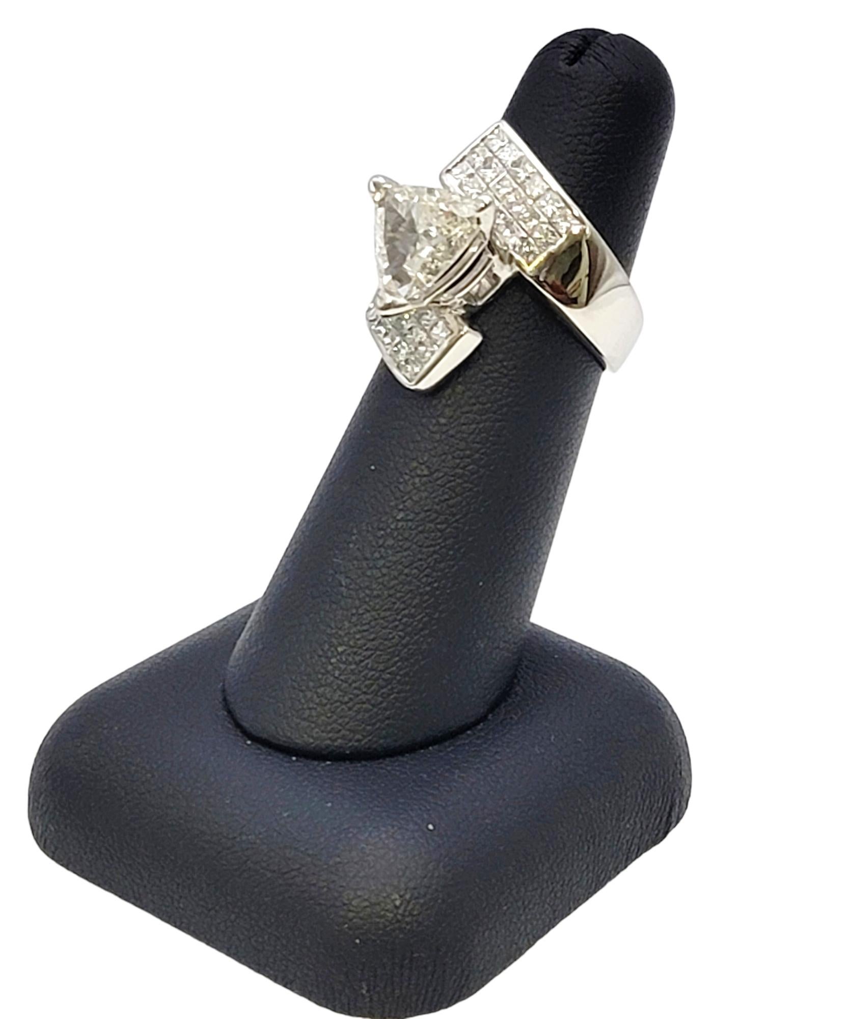Bague en or blanc avec diamant taille princesse et anneau bypass en forme de trillion en vente 4