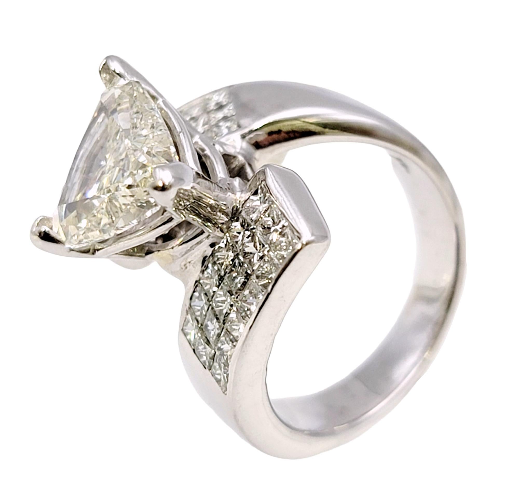 Trillion Cut Diamantring mit Princess Cut Diamant Bypass Weißgold Band (Zeitgenössisch) im Angebot