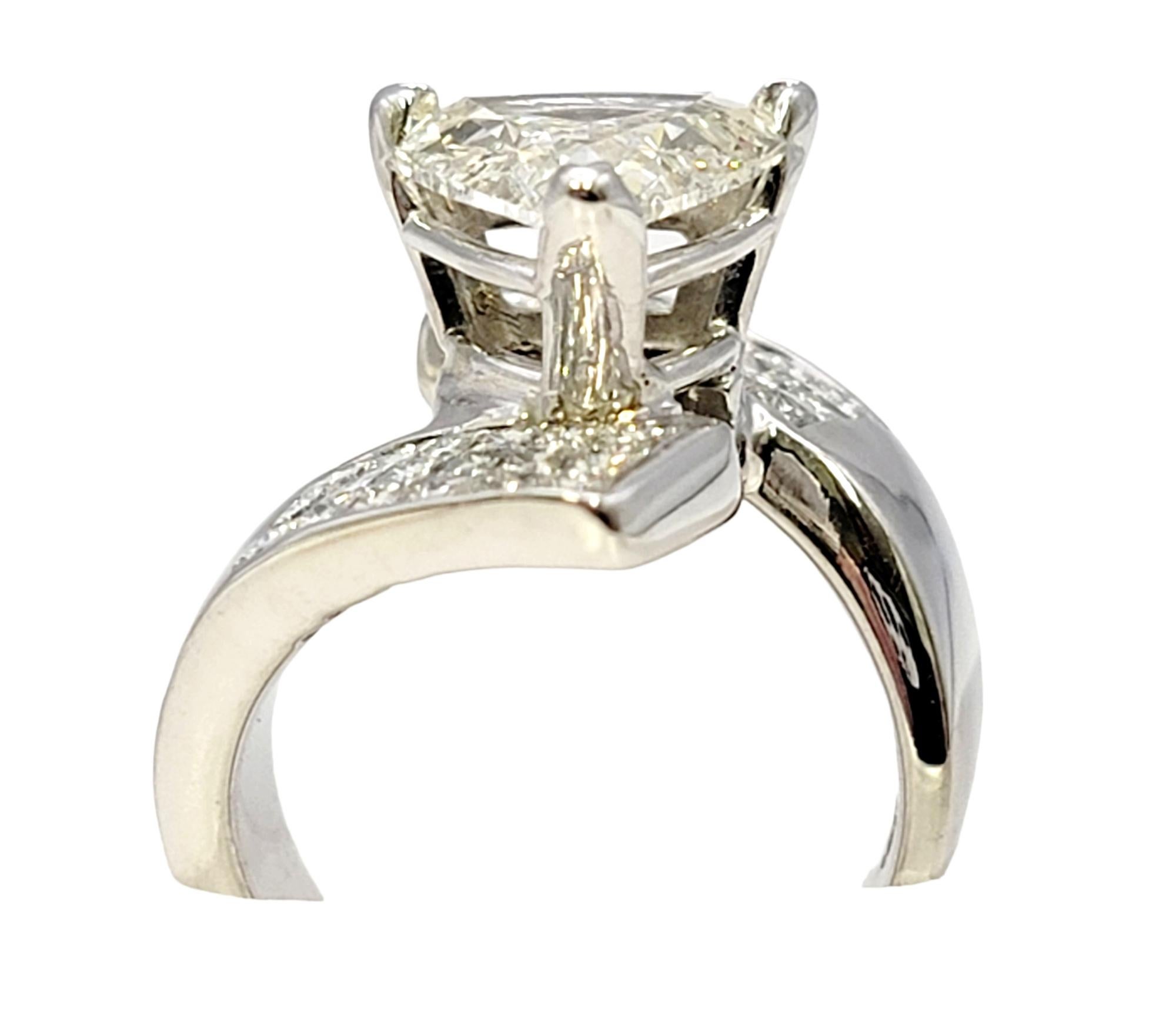 Trillion Cut Diamantring mit Princess Cut Diamant Bypass Weißgold Band (Trillionschliff) im Angebot