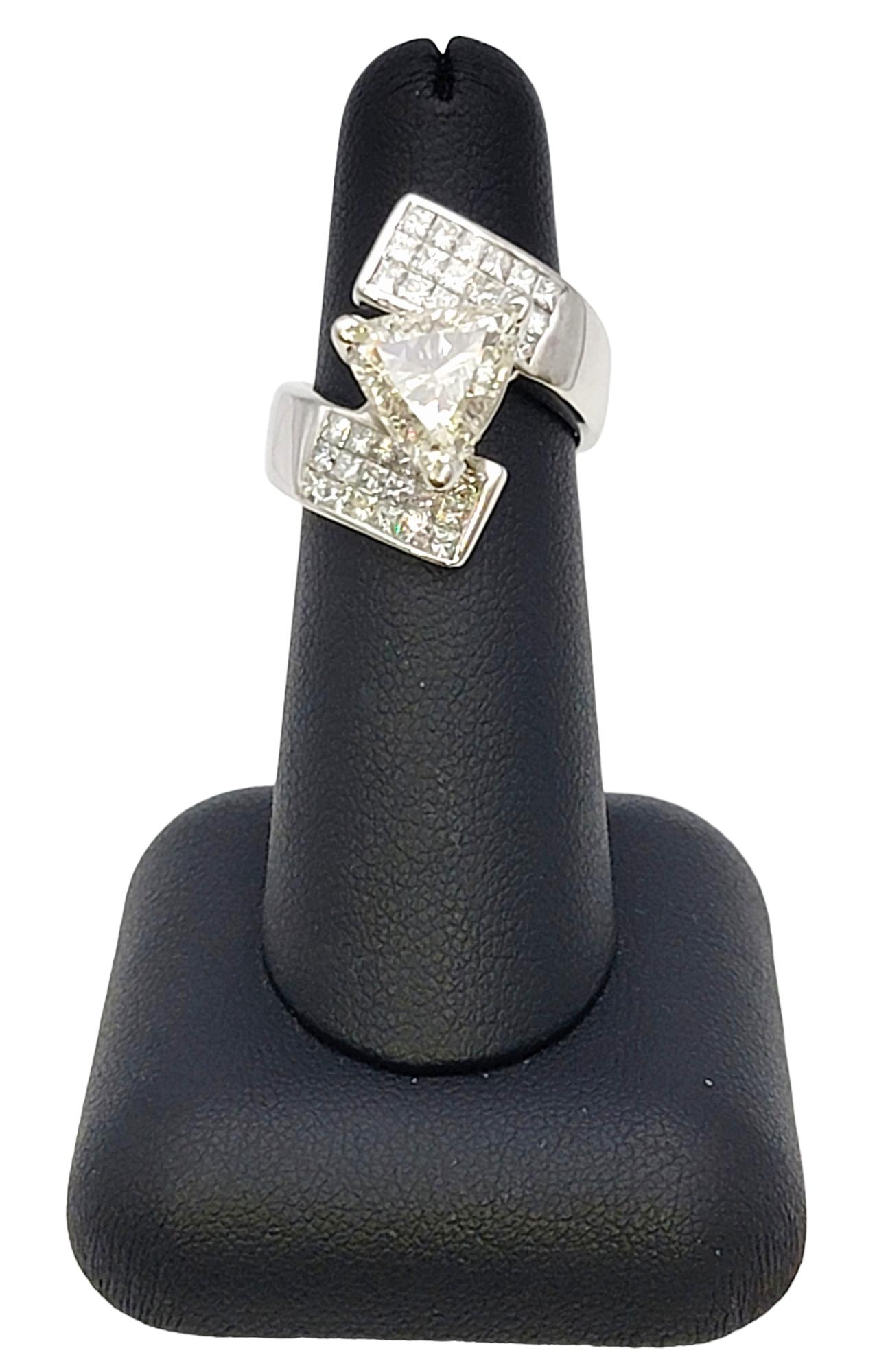 Bague en or blanc avec diamant taille princesse et anneau bypass en forme de trillion en vente 3