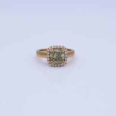 2.33 Carat TW GIA Fancy Deep Brownish Greenish Yellow Cushion Diamond Halo Ring (bague halo à diamant coussin de 2,33 carats TW)