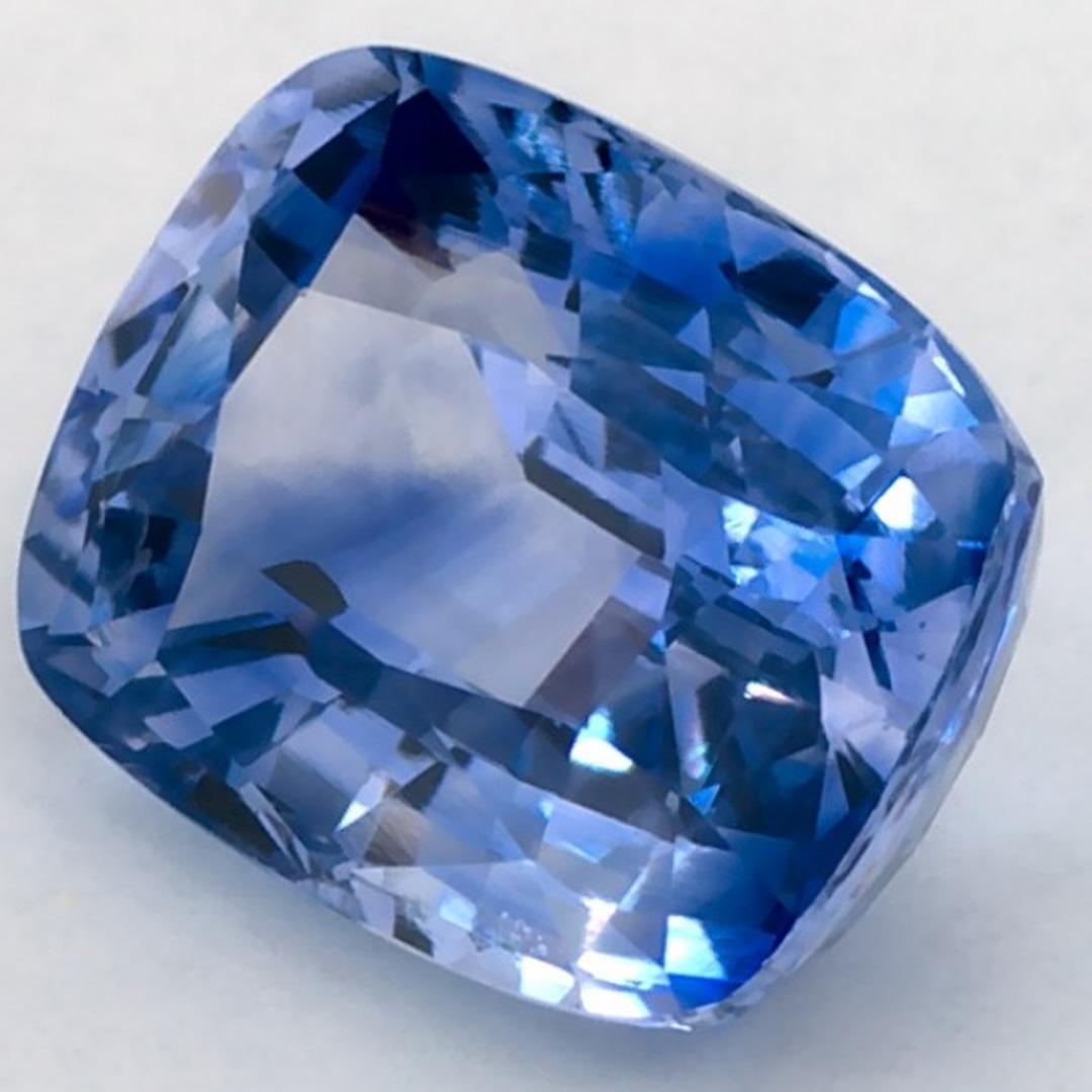 Dieser natürliche blaue Saphir bietet Eleganz und Raffinesse. Mit seiner satten Farbsättigung und seinem präzisen Schliff ist er der perfekte Mittelpunkt für einen Verlobungsring oder ein luxuriöses Schmuckdesign.

Dieser Saphir stammt aus Sri Lanka