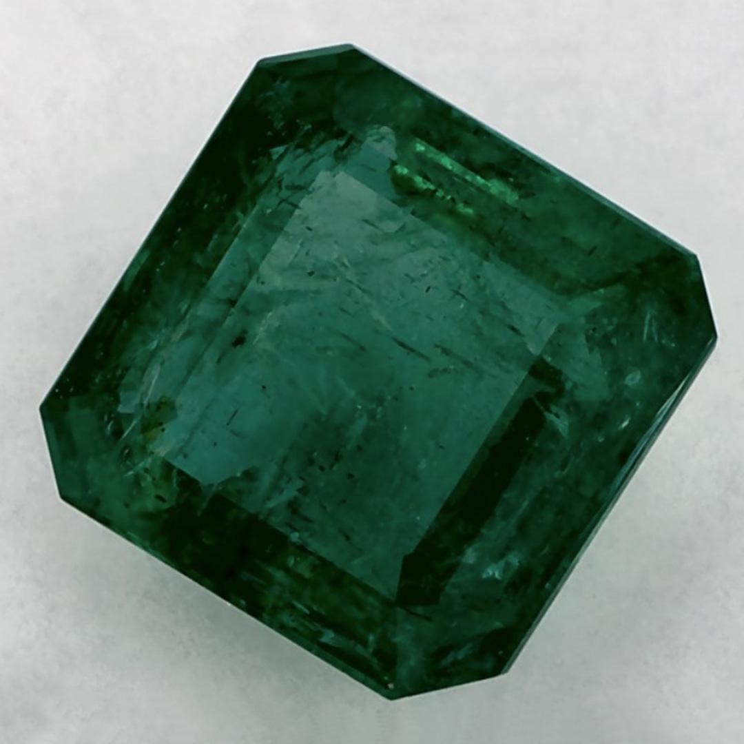 D'un vert éclatant, la pierre de naissance du mois de mai symbolise le renouveau de la croissance printanière. 

Explorez la vibrante collection d'émeraudes, de rubis et de saphirs de notre magasin, disponibles sous forme de pierres précieuses en