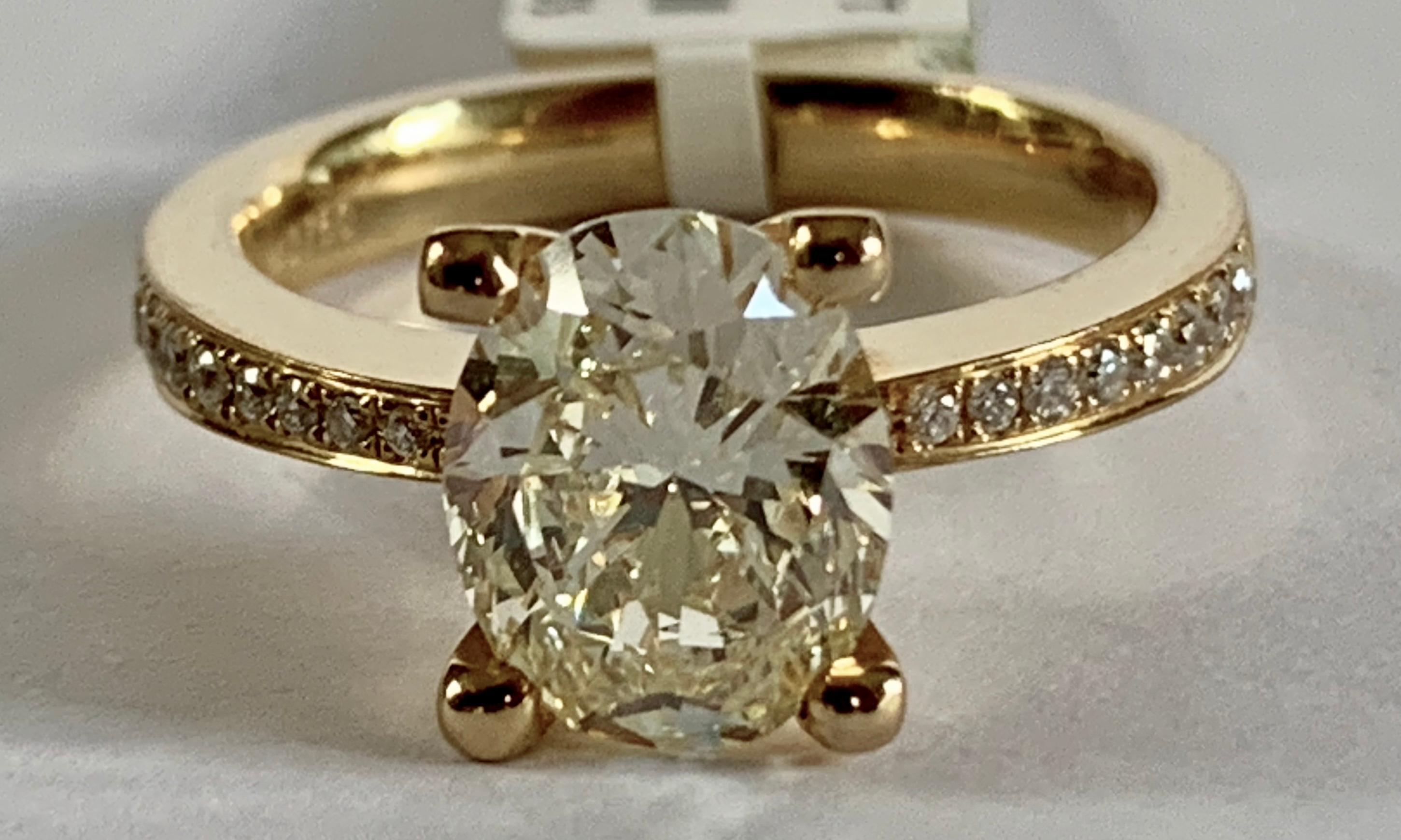 Contemporain Bague solitaire en diamant jaune ovale de 2,33 carats en vente
