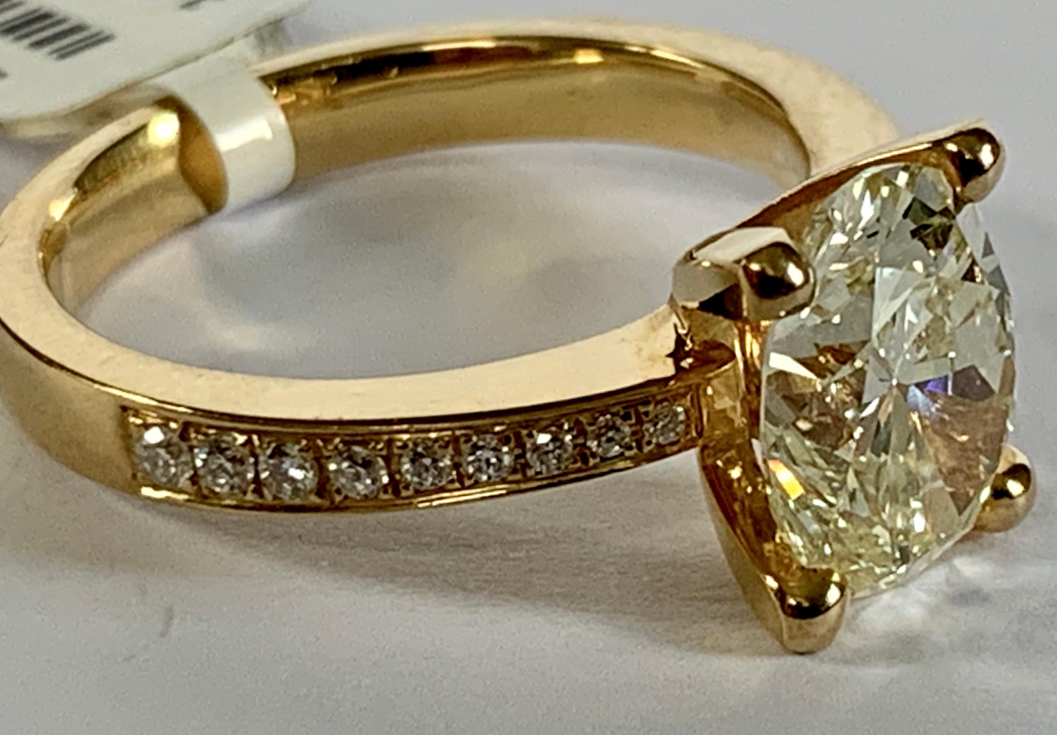 Bague solitaire en diamant jaune ovale de 2,33 carats Pour femmes en vente