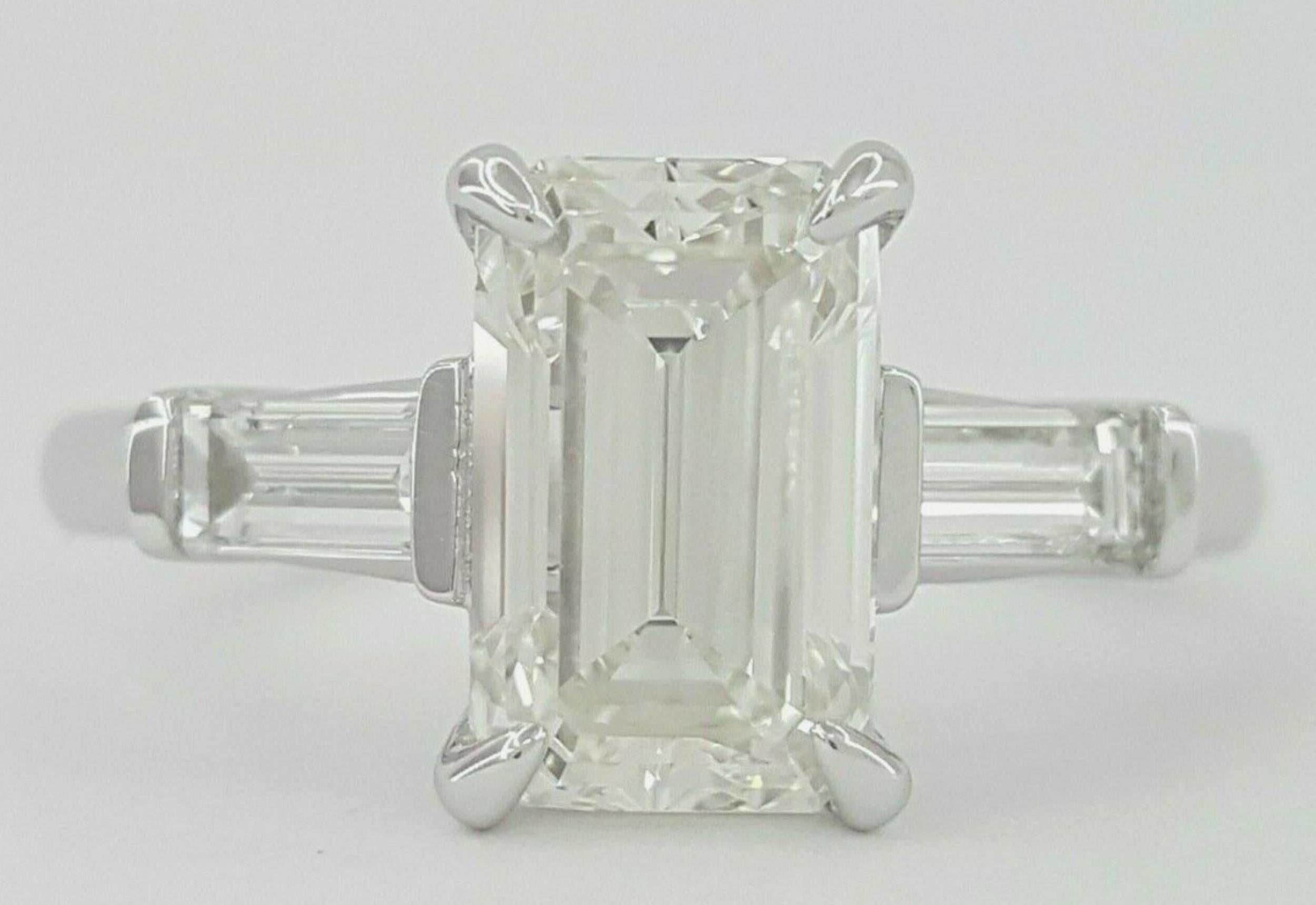 2.33 ct Gesamtgewicht Platin Smaragd & Baguetteschliff Diamant Verlobungsring. Der Ring wiegt 5::4 Gramm und hat die Größe 6::5. Der Mittelstein ist ein Smaragdschliff-Diamant mit einem Gewicht von 2::00 ct:: J in der Farbe:: SI1 in der Klarheit::