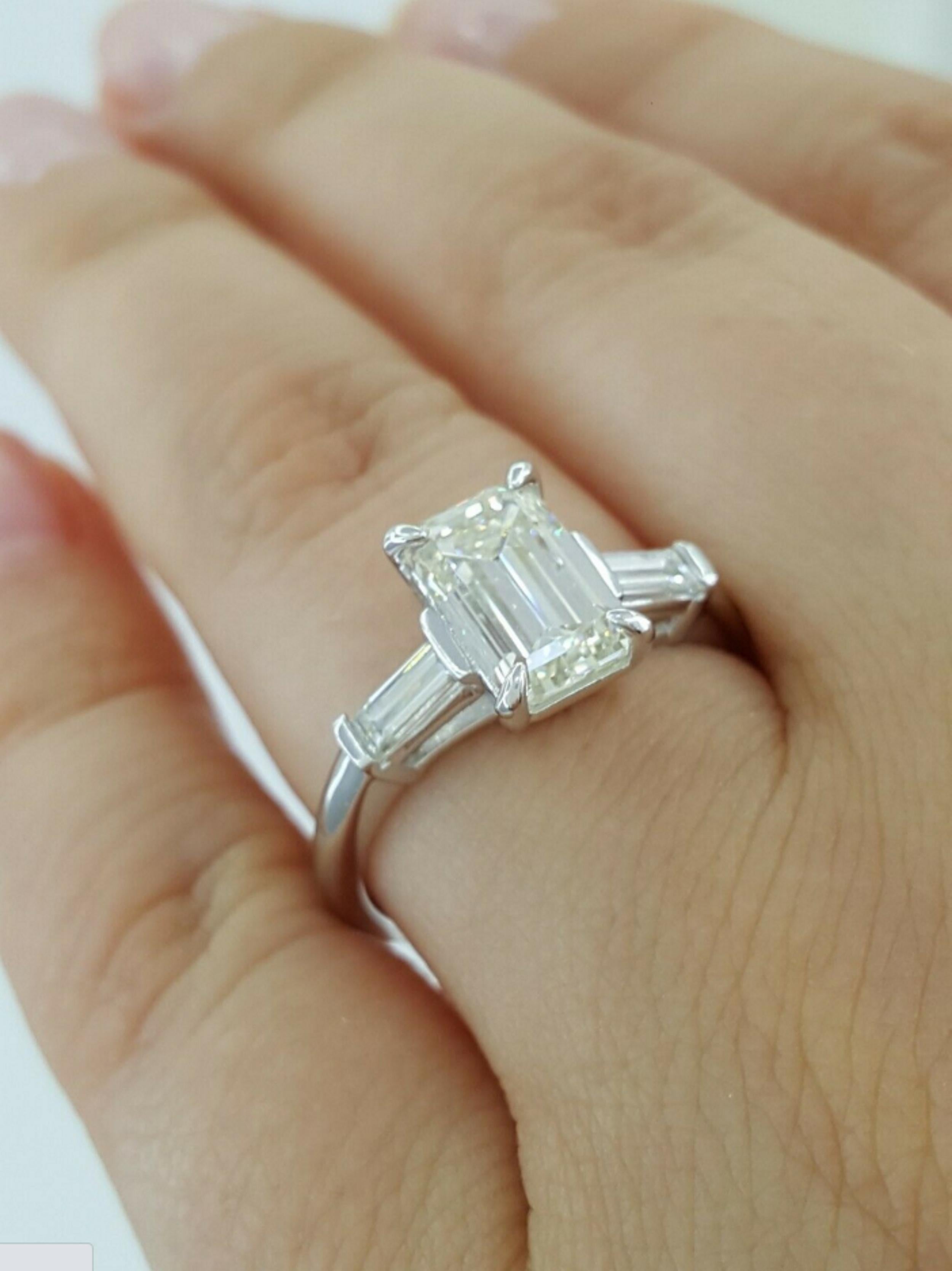 2.33 Karat Platin Smaragdschliff und Baguette Diamant Verlobungsring (Moderne)