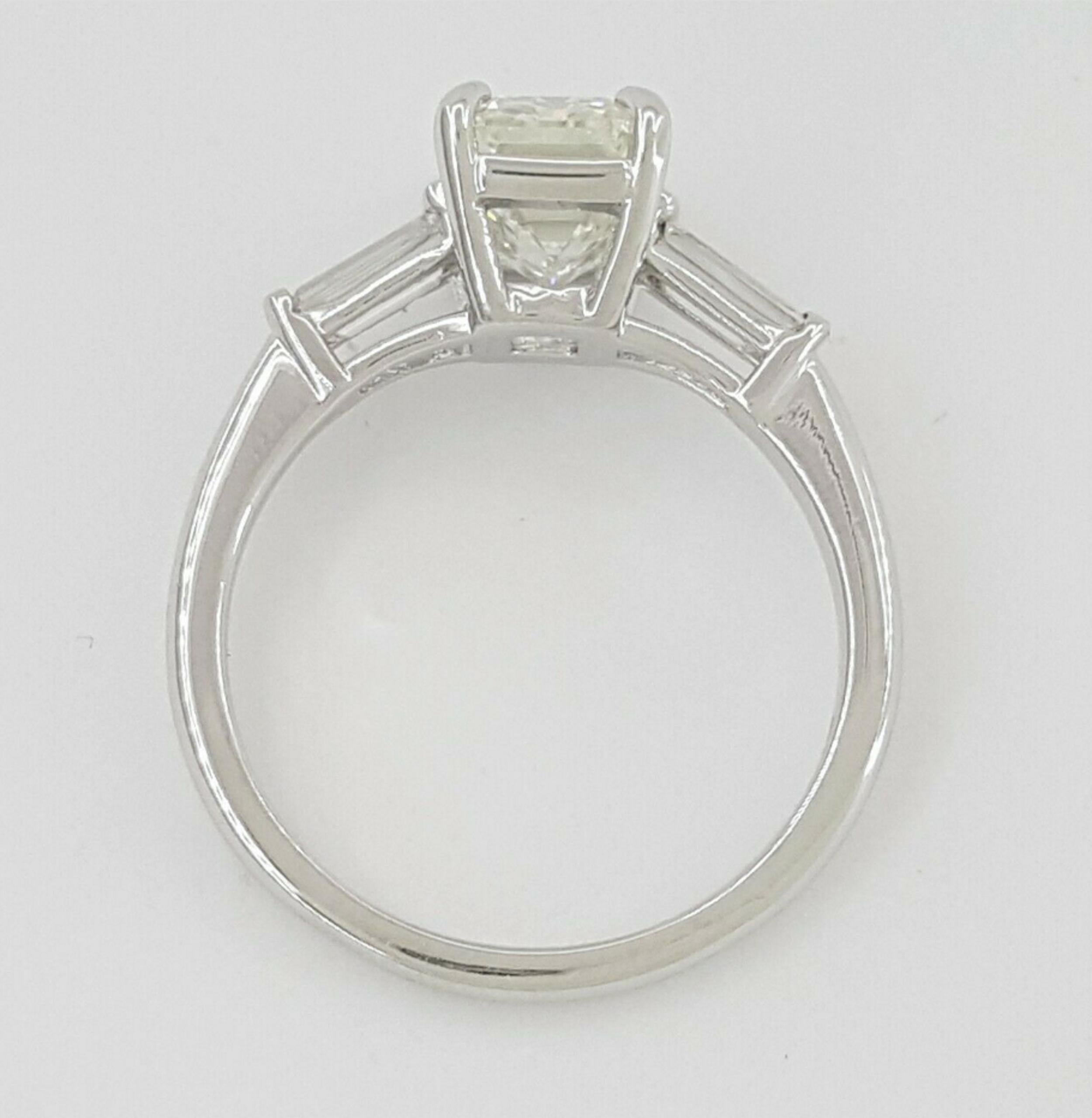 2.33 Karat Platin Smaragdschliff und Baguette Diamant Verlobungsring für Damen oder Herren