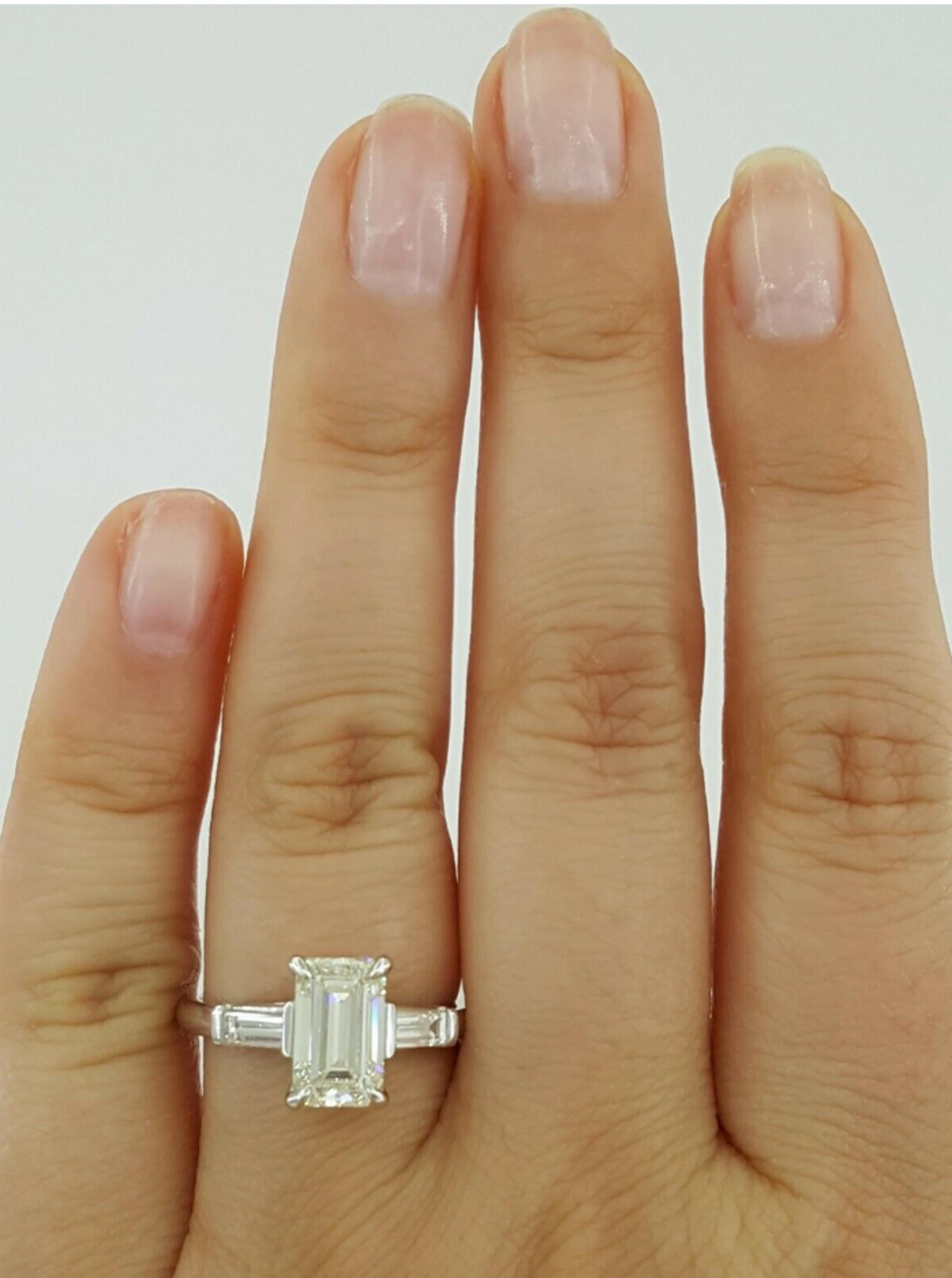2.33 Karat Platin Smaragdschliff und Baguette Diamant Verlobungsring 1