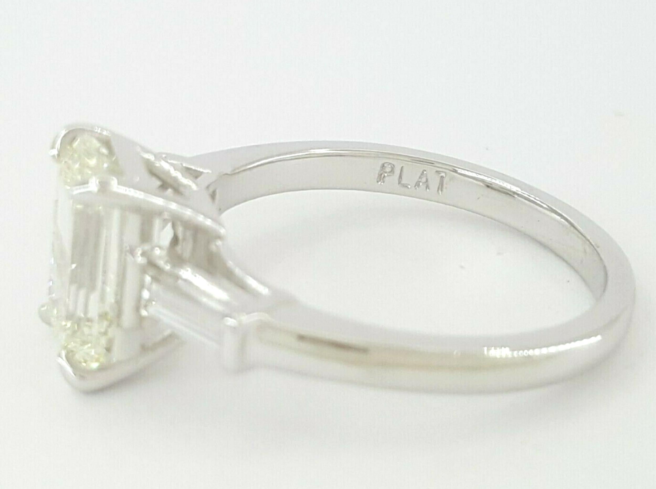 2.33 Karat Platin Smaragdschliff und Baguette Diamant Verlobungsring 3