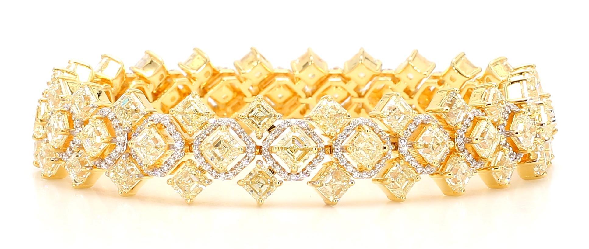 Ce bracelet jaune exquis est un véritable chef-d'œuvre. Il est orné d'un magnifique diamant jaune de couleur fantaisie pesant 23,30 carats. La teinte jaune vibrante de ce diamant est captivante et rehausse la beauté de l'ensemble de la pièce.

Le