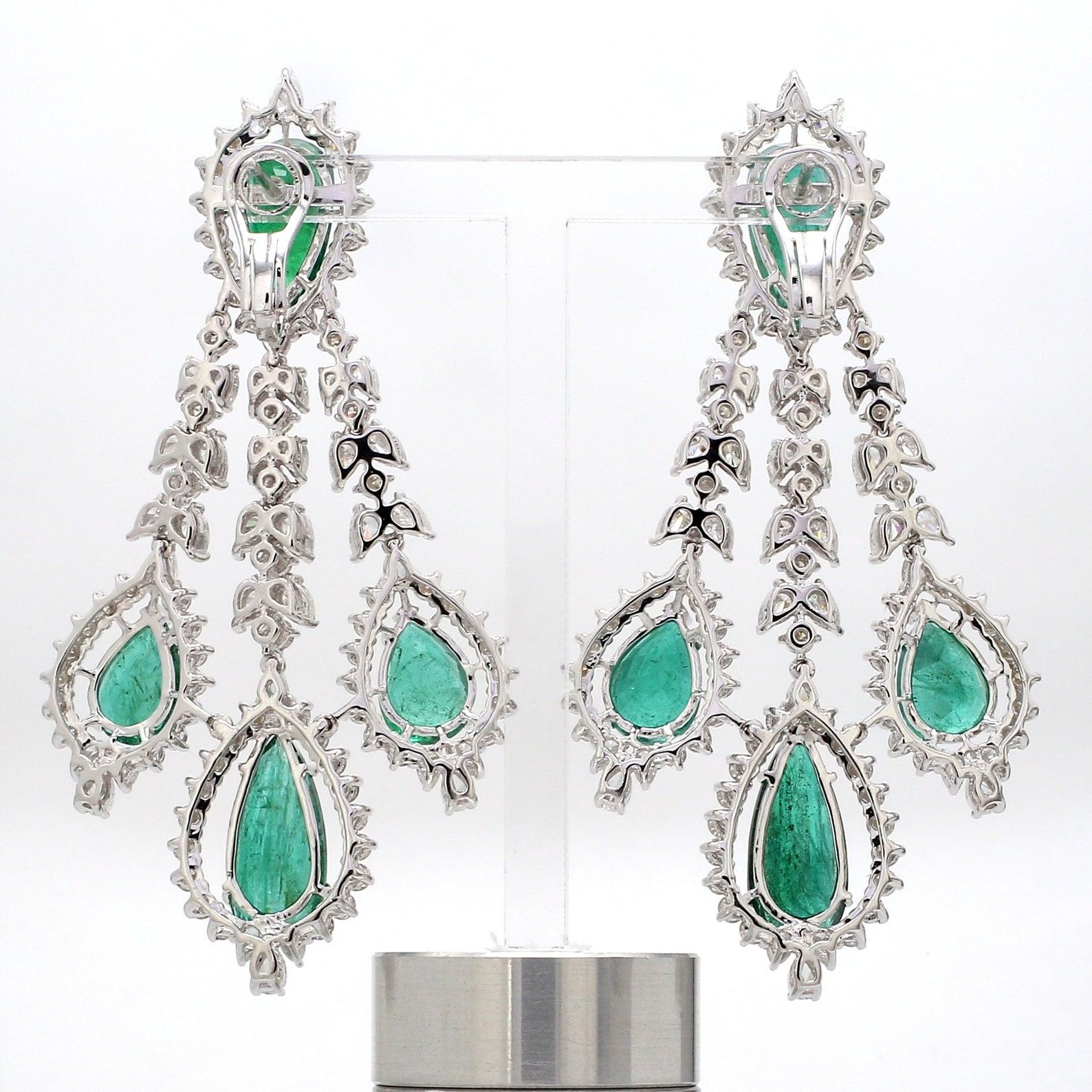 23,32 Karat Smaragd Diamant 14 Karat Gold Kronleuchter-Ohrringe (Moderne) im Angebot