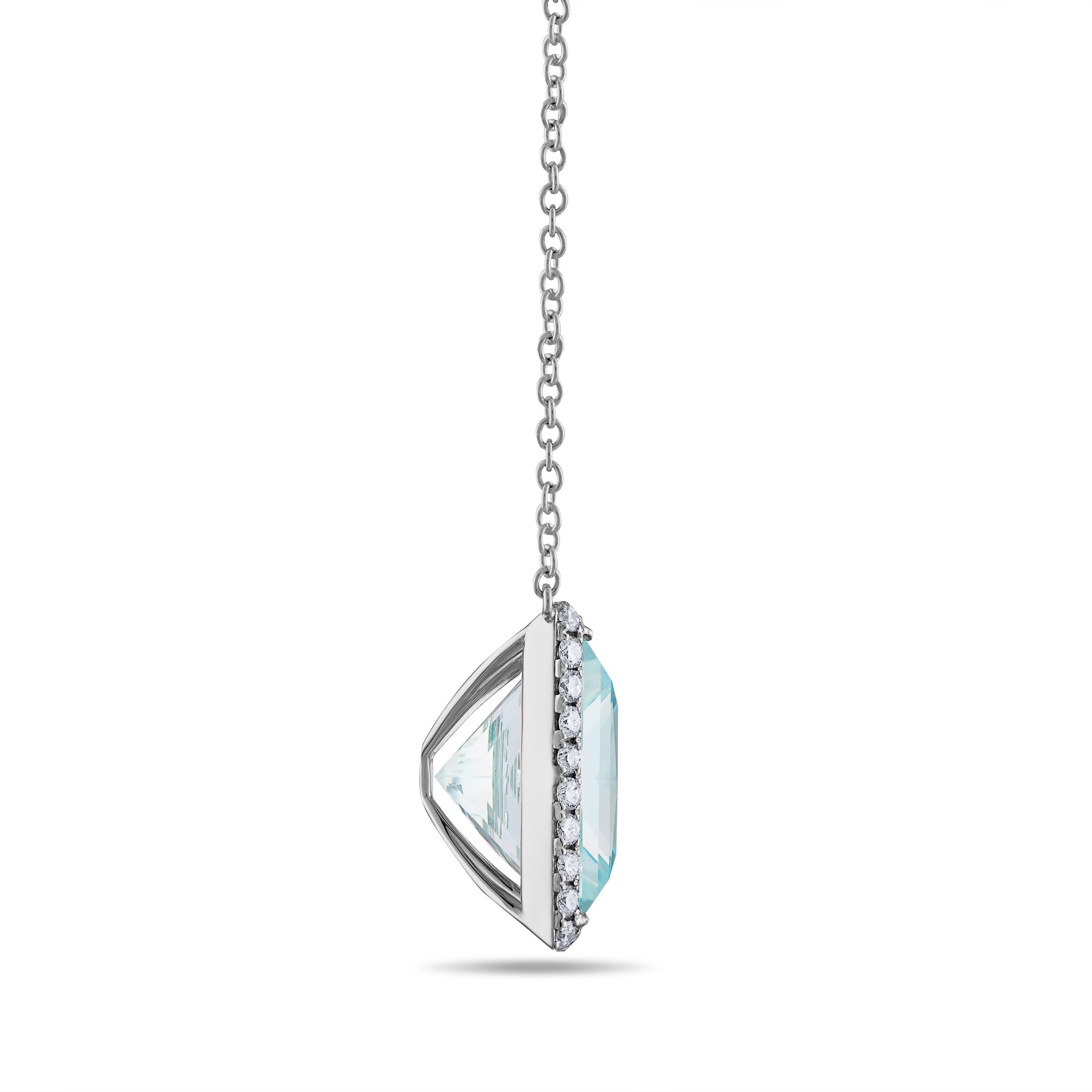 Moderne Collier pendentif en aigue-marine naturelle taillée en princesse et diamants blancs de 23,36 carats en vente