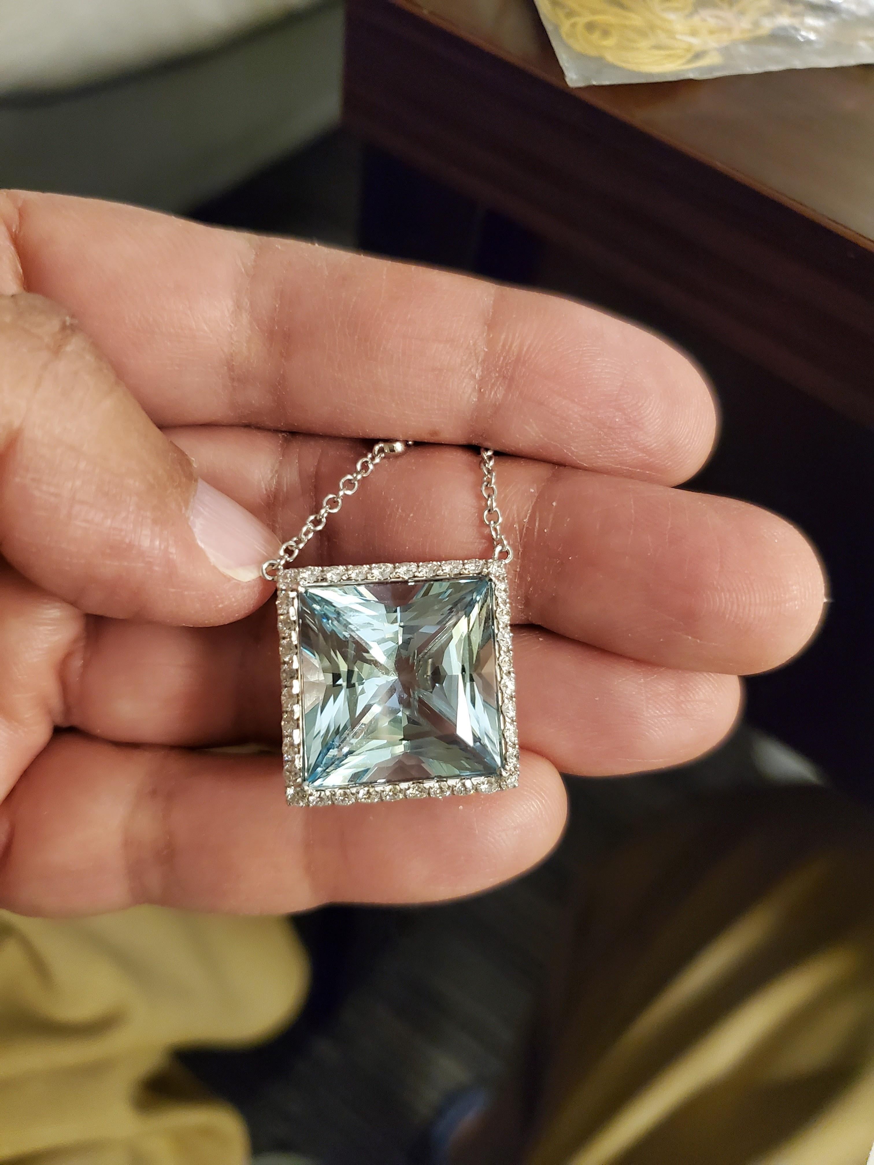 23,36 Karat natürlicher Aquamarin im Prinzessinnenschliff und weißer Diamant-Anhänger Halskette im Zustand „Neu“ im Angebot in Hong Kong, HK