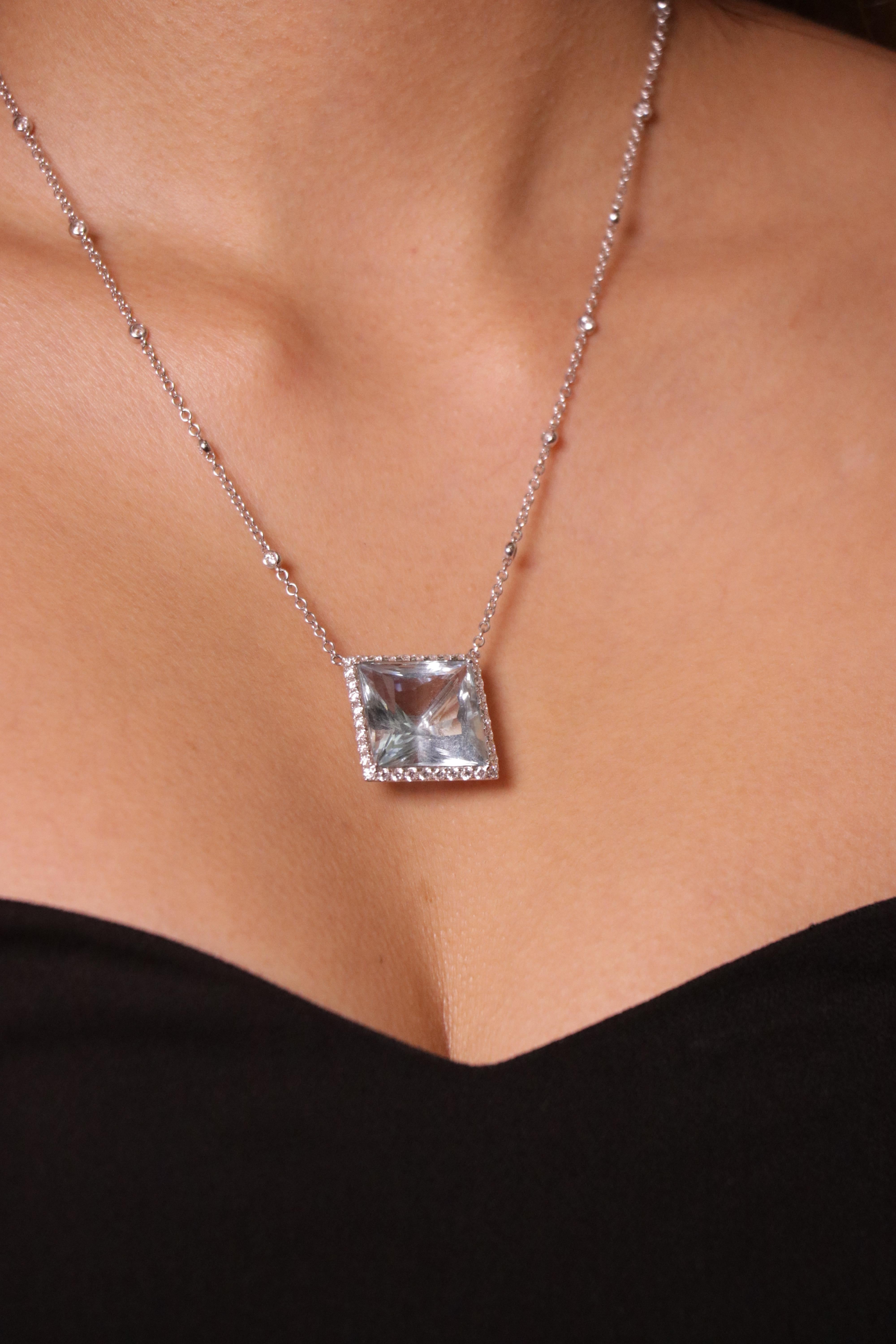 Collana con ciondolo di 23,36 carati di acquamarina naturale taglio principessa e diamanti bianchi in vendita 1