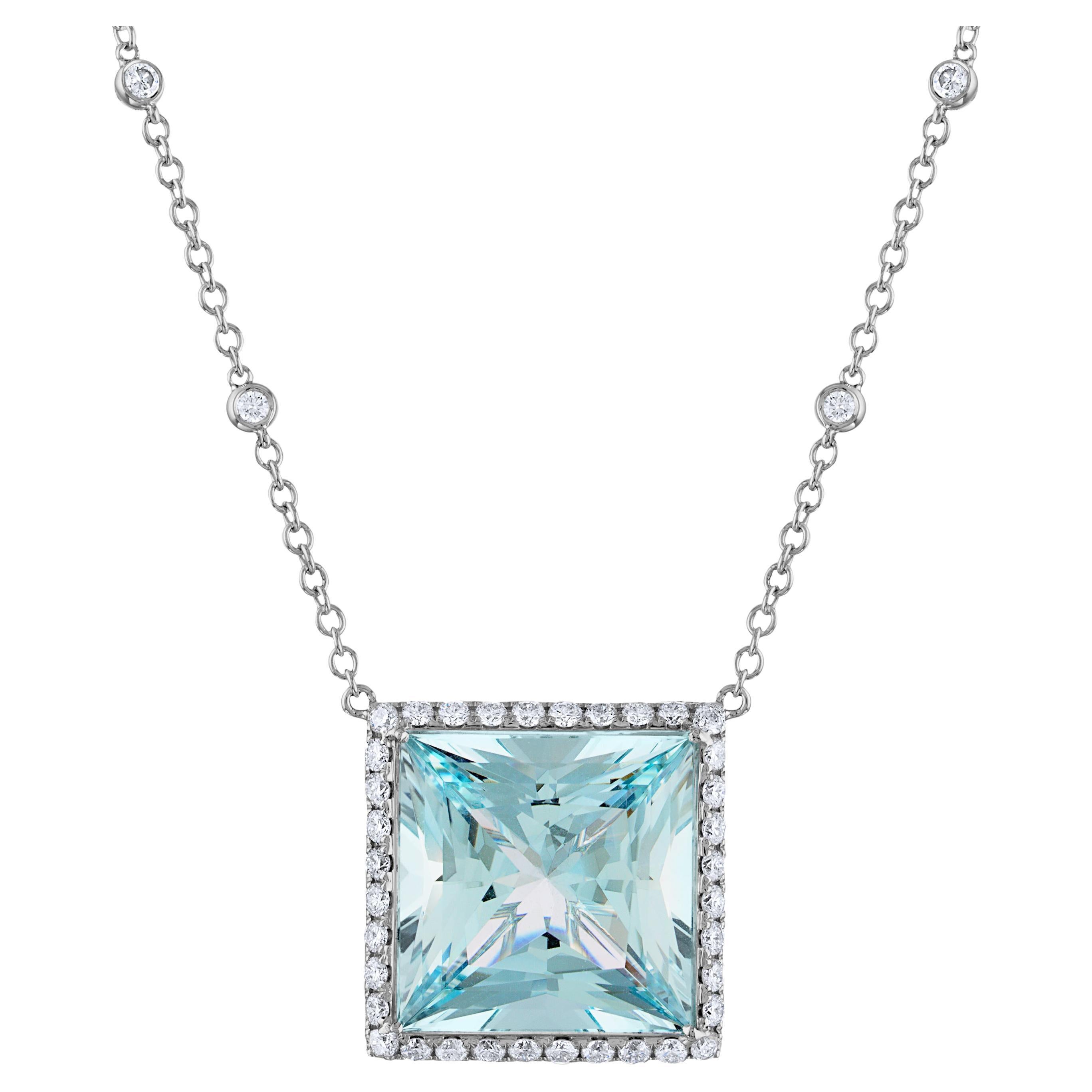 Collier pendentif en aigue-marine naturelle taillée en princesse et diamants blancs de 23,36 carats en vente