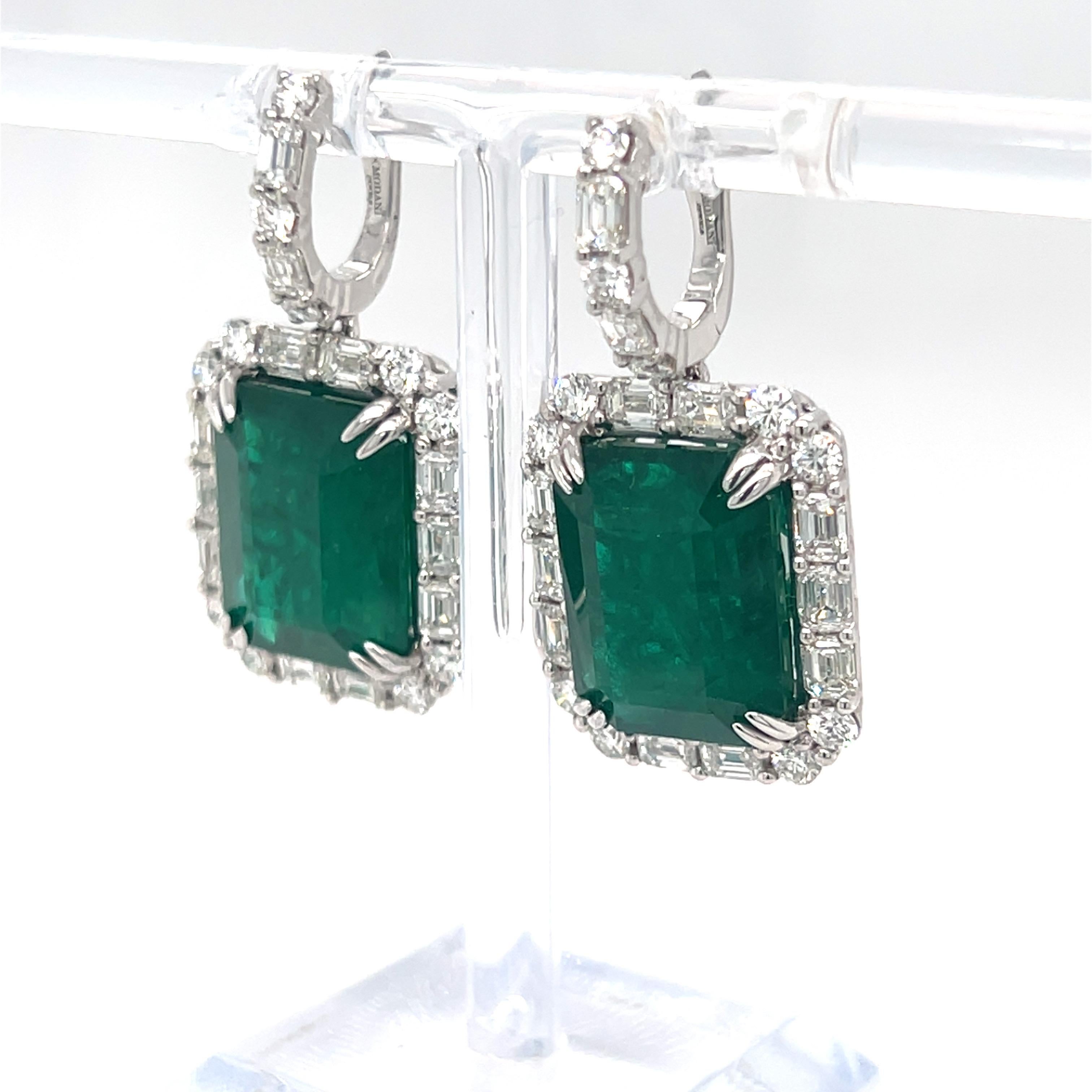 23,37 Karat Achteckiger Smaragd-Diamant-Ohrringe mit baumelnden Ohrringen (Kunsthandwerker*in) im Angebot