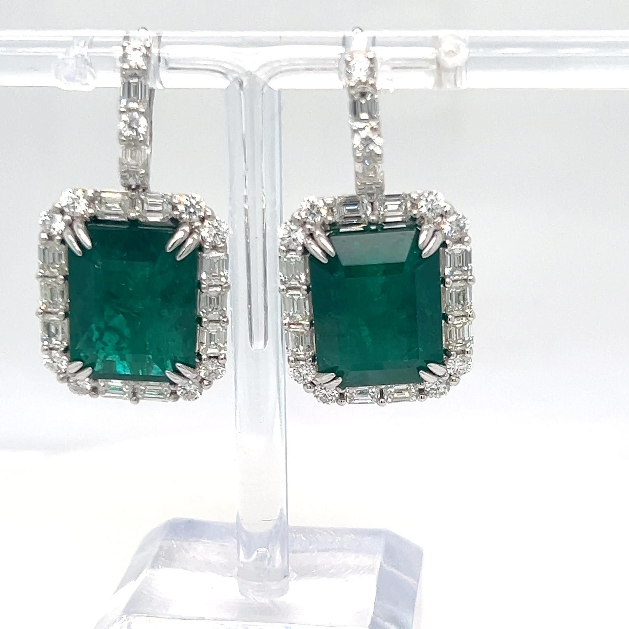23,37 Karat Achteckiger Smaragd-Diamant-Ohrringe mit baumelnden Ohrringen (Smaragdschliff) im Angebot