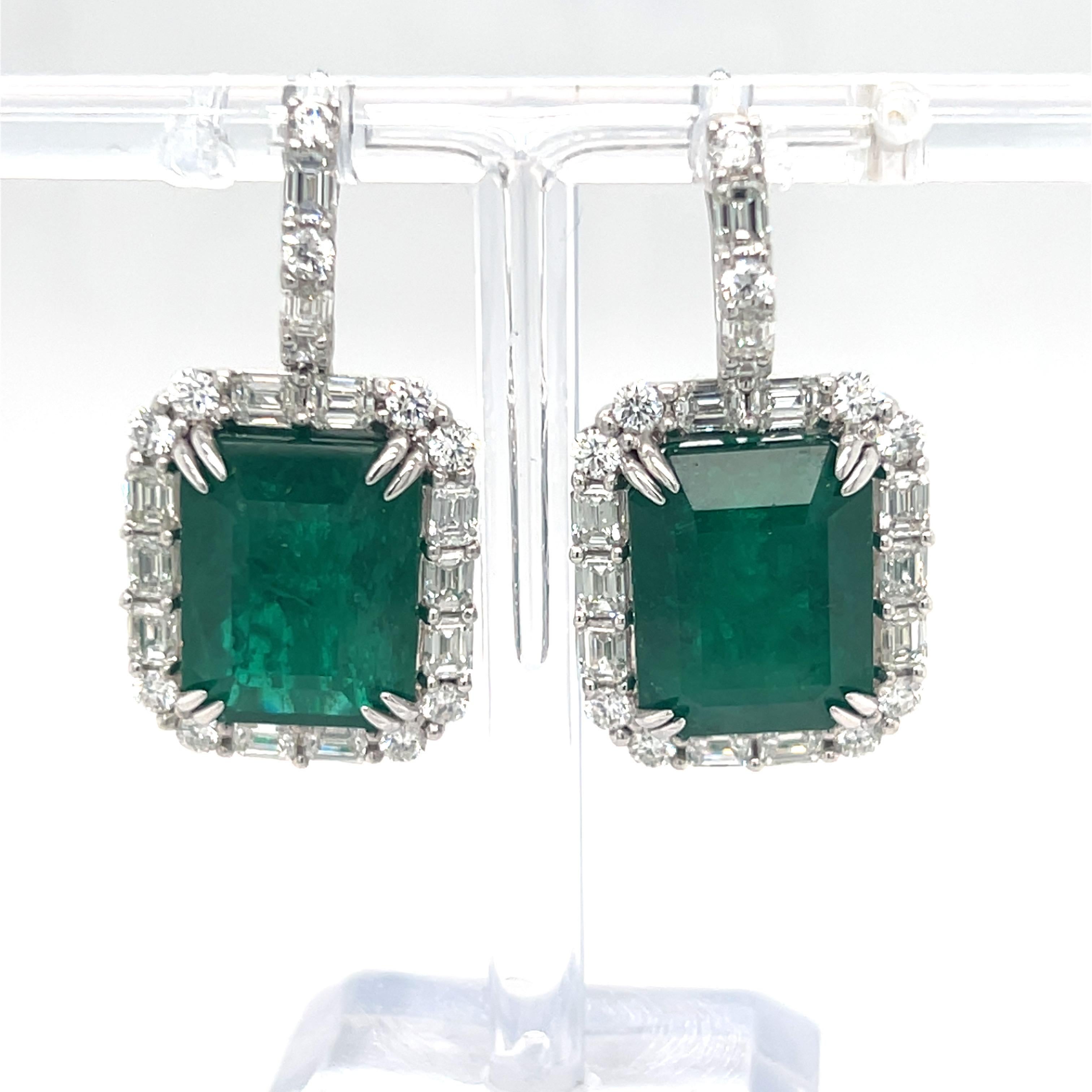 23,37 Karat Achteckiger Smaragd-Diamant-Ohrringe mit baumelnden Ohrringen im Angebot 1