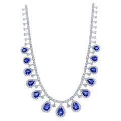Collana di zaffiri e diamanti a forma di pera da 23,38 carati in platino