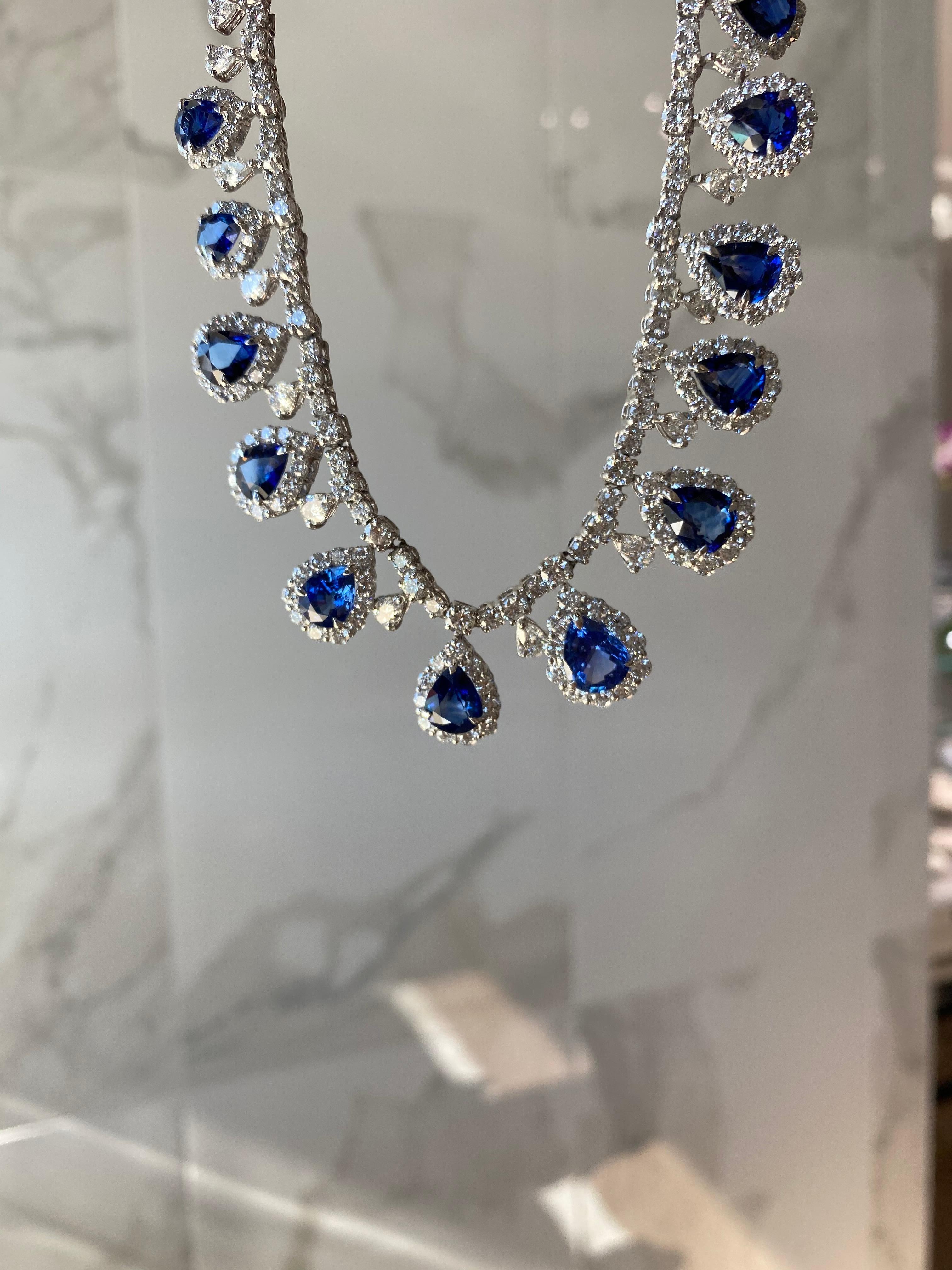 Femenino o masculino Collar de lágrima de platino con zafiro en forma de pera de 23,38 ct y diamantes de 28,34 quilates