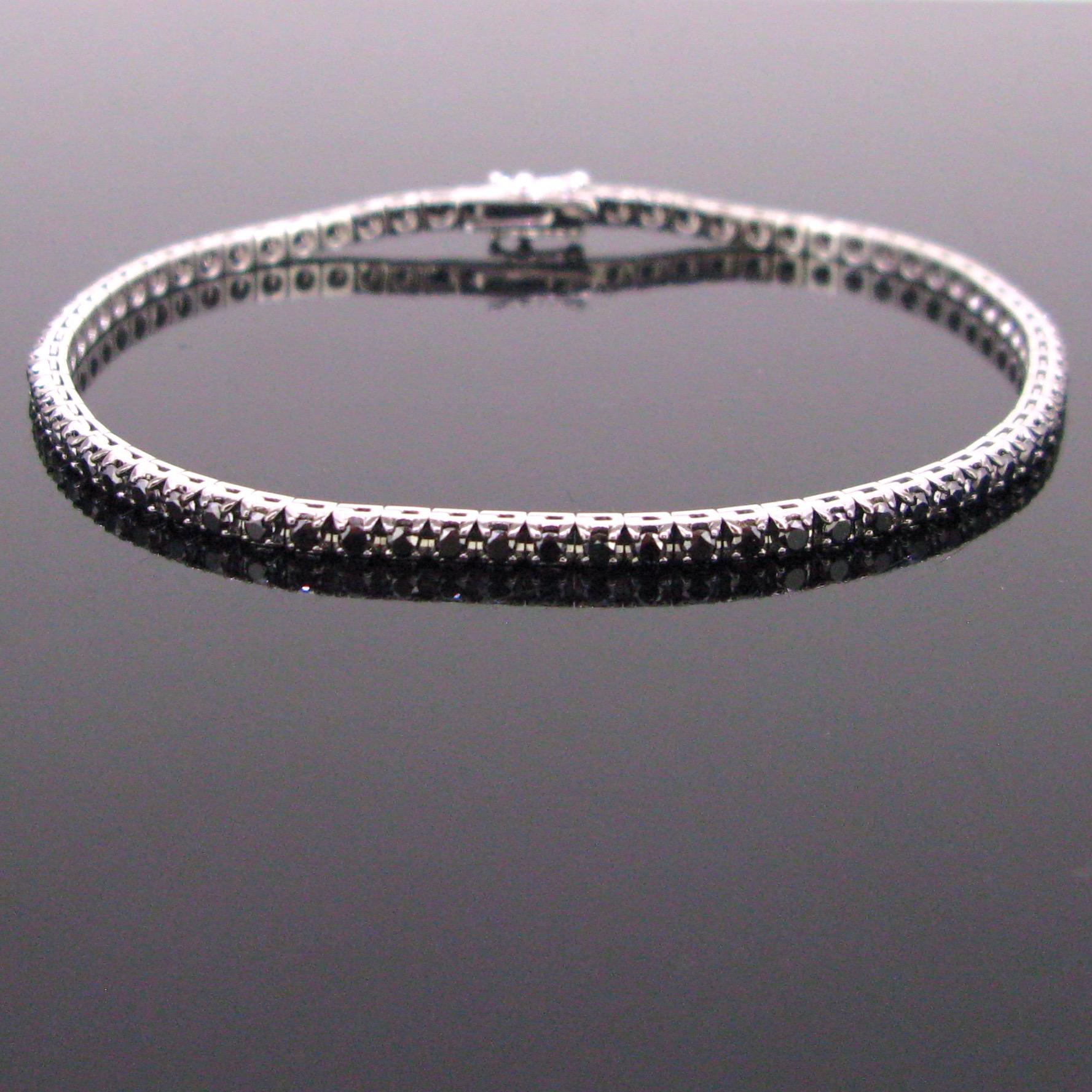 This beautiful line bracelet is made in 18kt white gold. It is adorned with 72 brilliant cut black diamonds. It is controlled wit the French eagle’s head and it is in excellent condition. This elegant tennis bracelet can be worn every day or for