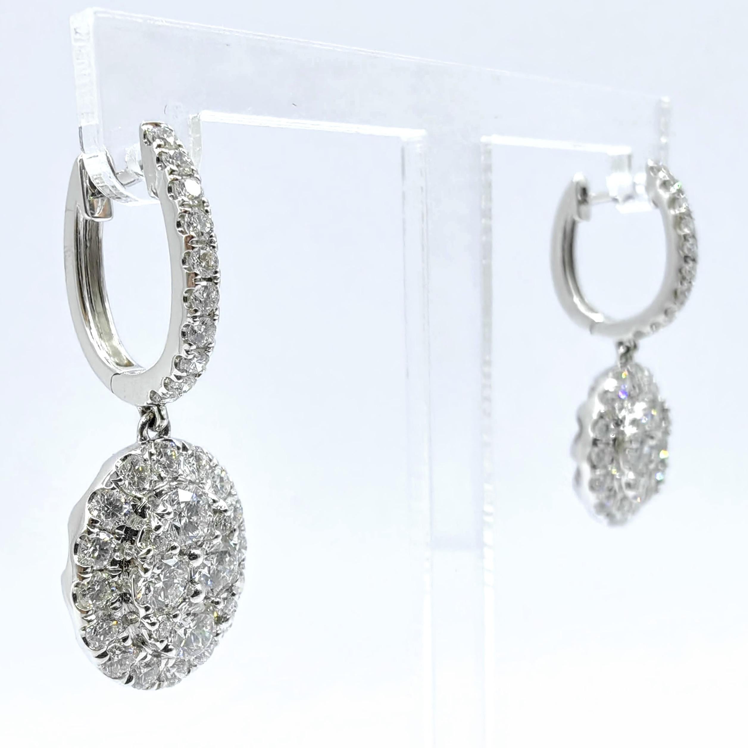 Taglio rotondo 2.33ct Oval Cluster Illusion Halo Diamond Drop Earrings in 18K White Gold in vendita