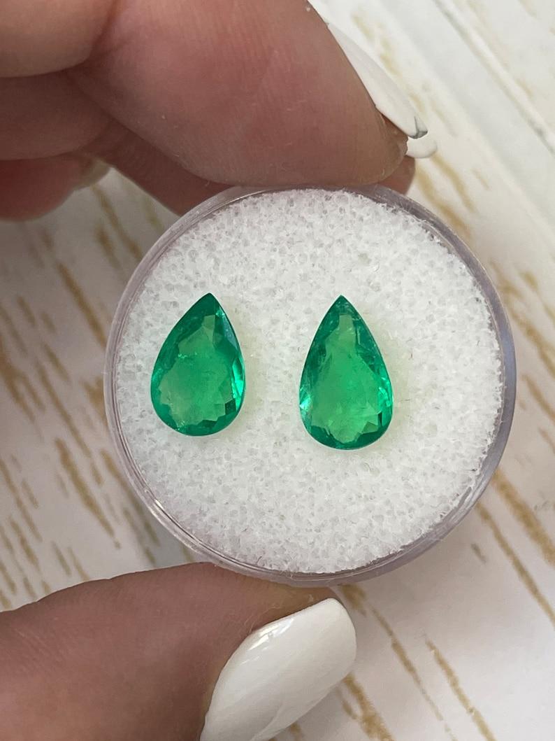 Moderno 2.33tcw 11x7 Pear-Cut Matching Colombian Emeralds - Genuine Loose Gems in vendita