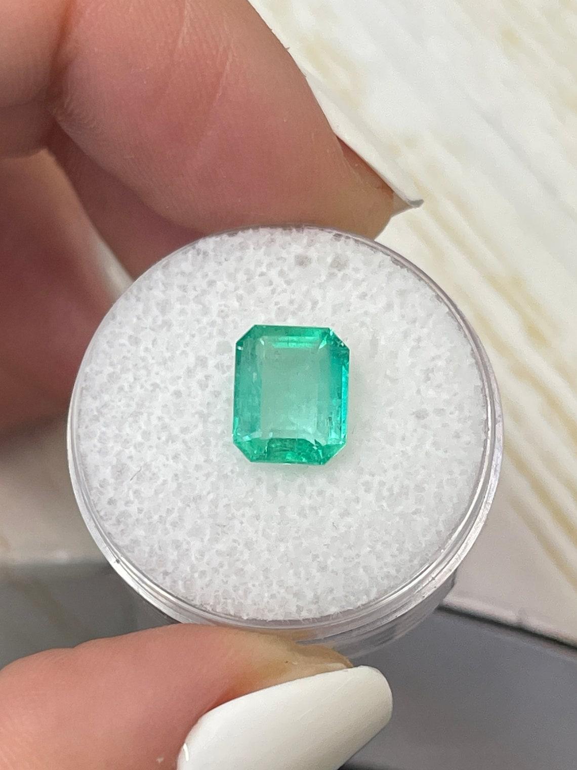 Piedra: Esmeralda
Peso: 2,34 quilates
Forma: Corte Esmeralda
Claridad: Transparente
Lustre: Muy bueno
Color: Verde azulado claro
Medidas: 9,14 mm x 7,55 mm x 4,46 mm
Origen geográfico: Colombia
Tratamiento: Natural, Engrasado

Observaciones: Debido