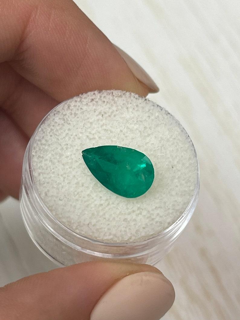 Moderno Smeraldo colombiano verde intenso da 2,34 carati - pietra di maggio a goccia con taglio a pera in vendita