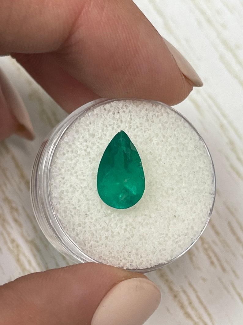 Taglio a goccia Smeraldo colombiano verde intenso da 2,34 carati - pietra di maggio a goccia con taglio a pera in vendita