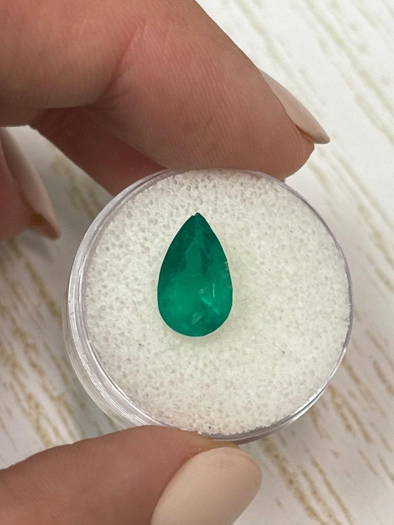 Smeraldo colombiano verde intenso da 2,34 carati - pietra di maggio a goccia con taglio a pera In condizioni Nuovo in vendita a Jupiter, FL