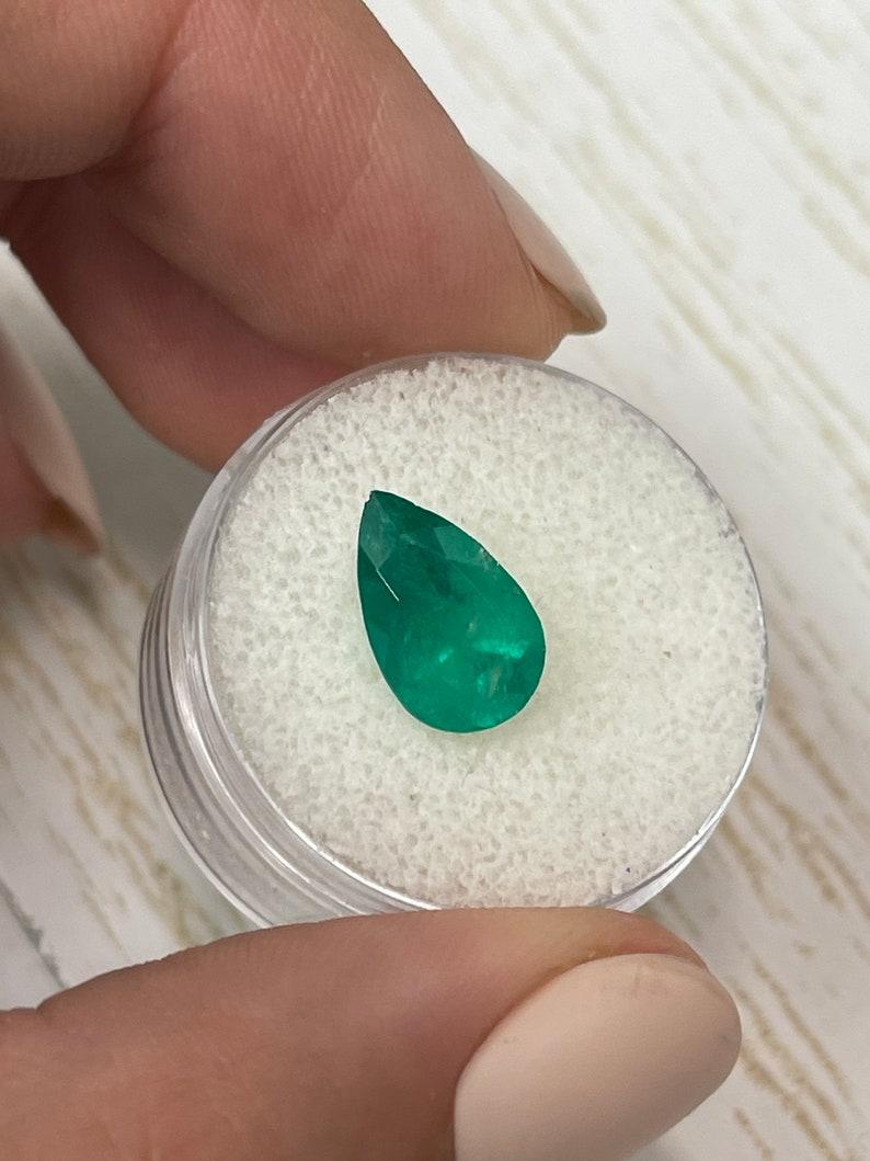 Donna Smeraldo colombiano verde intenso da 2,34 carati - pietra di maggio a goccia con taglio a pera in vendita