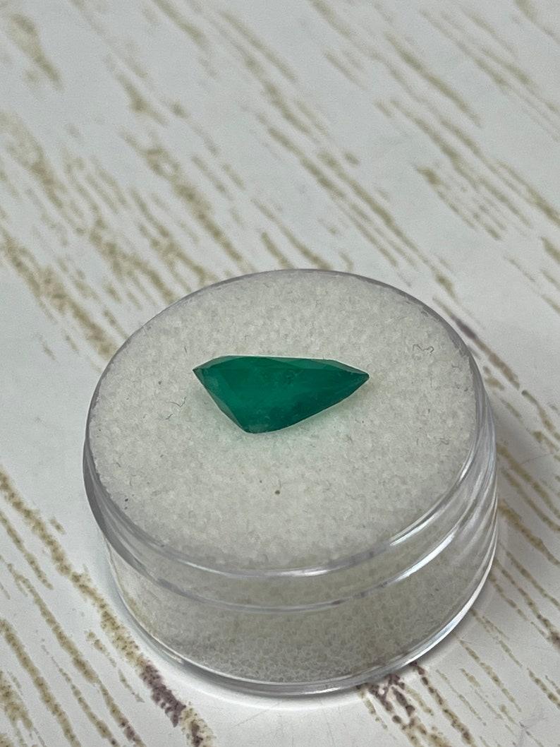 Smeraldo colombiano verde intenso da 2,34 carati - pietra di maggio a goccia con taglio a pera in vendita 1
