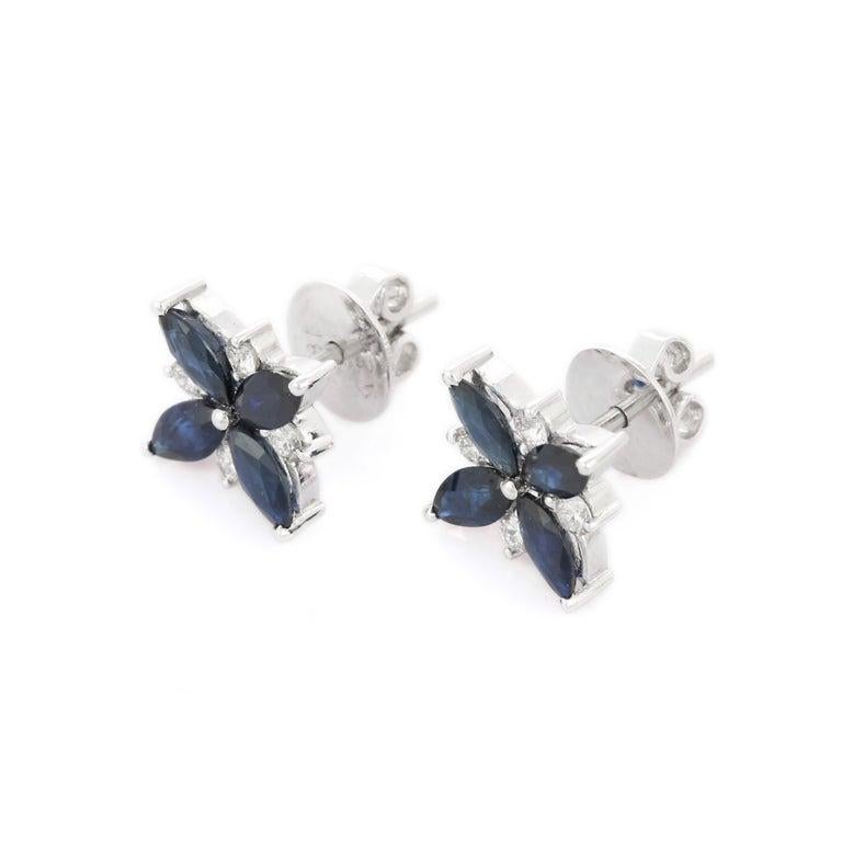 Clous d'oreilles en or blanc 18 carats avec saphir bleu taille marquise et diamants à fleurs de 2,34 carats en vente 1
